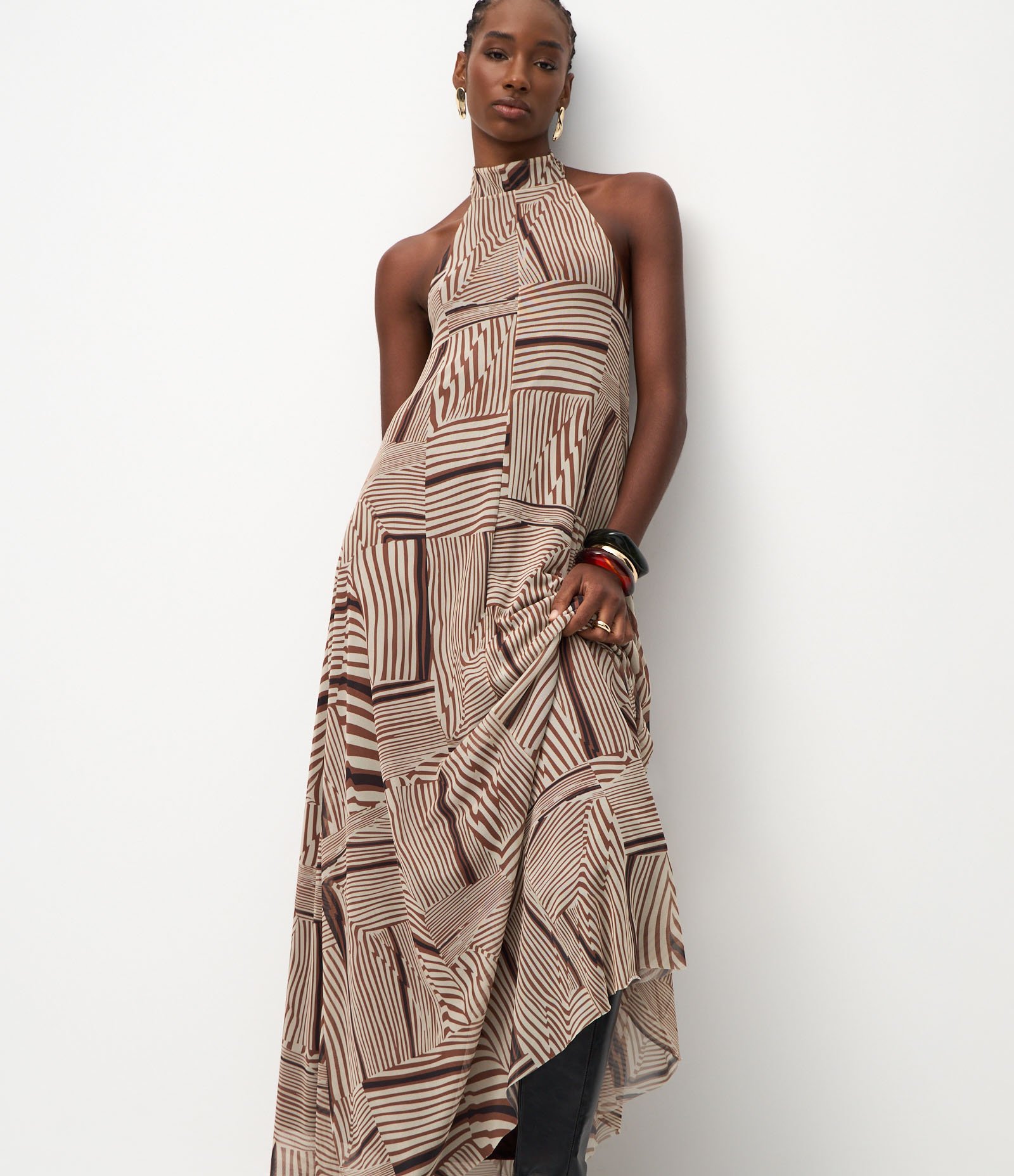 Vestido Longo em Tule com Costas Abertas e Gola Alta Bege 2