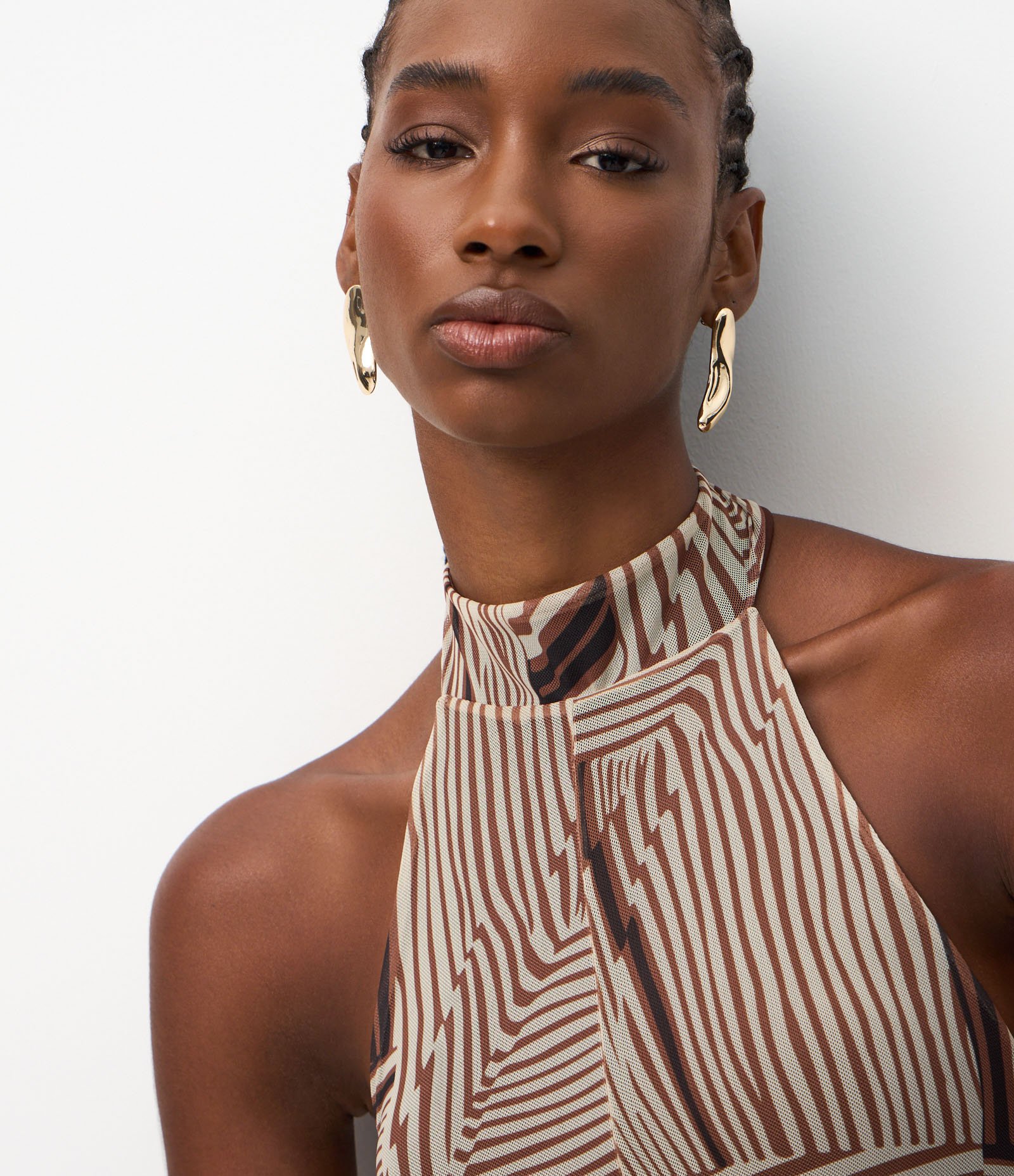 Vestido Longo em Tule com Costas Abertas e Gola Alta Bege 3