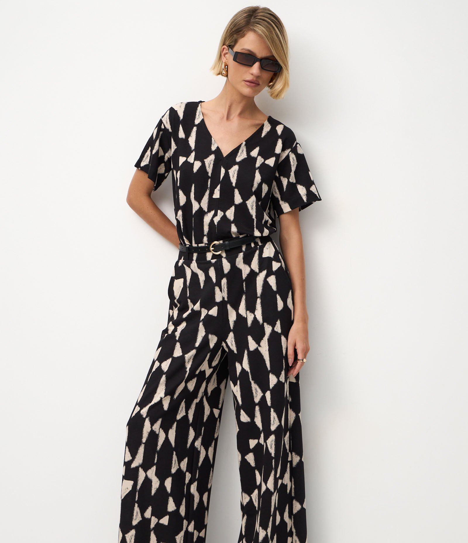 Calça Wide Leg em Piquet com Estampa Abstrata Preto 2