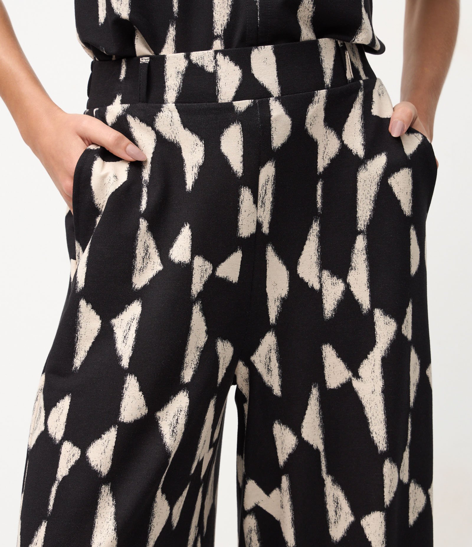 Calça Wide Leg em Piquet com Estampa Abstrata Preto 4