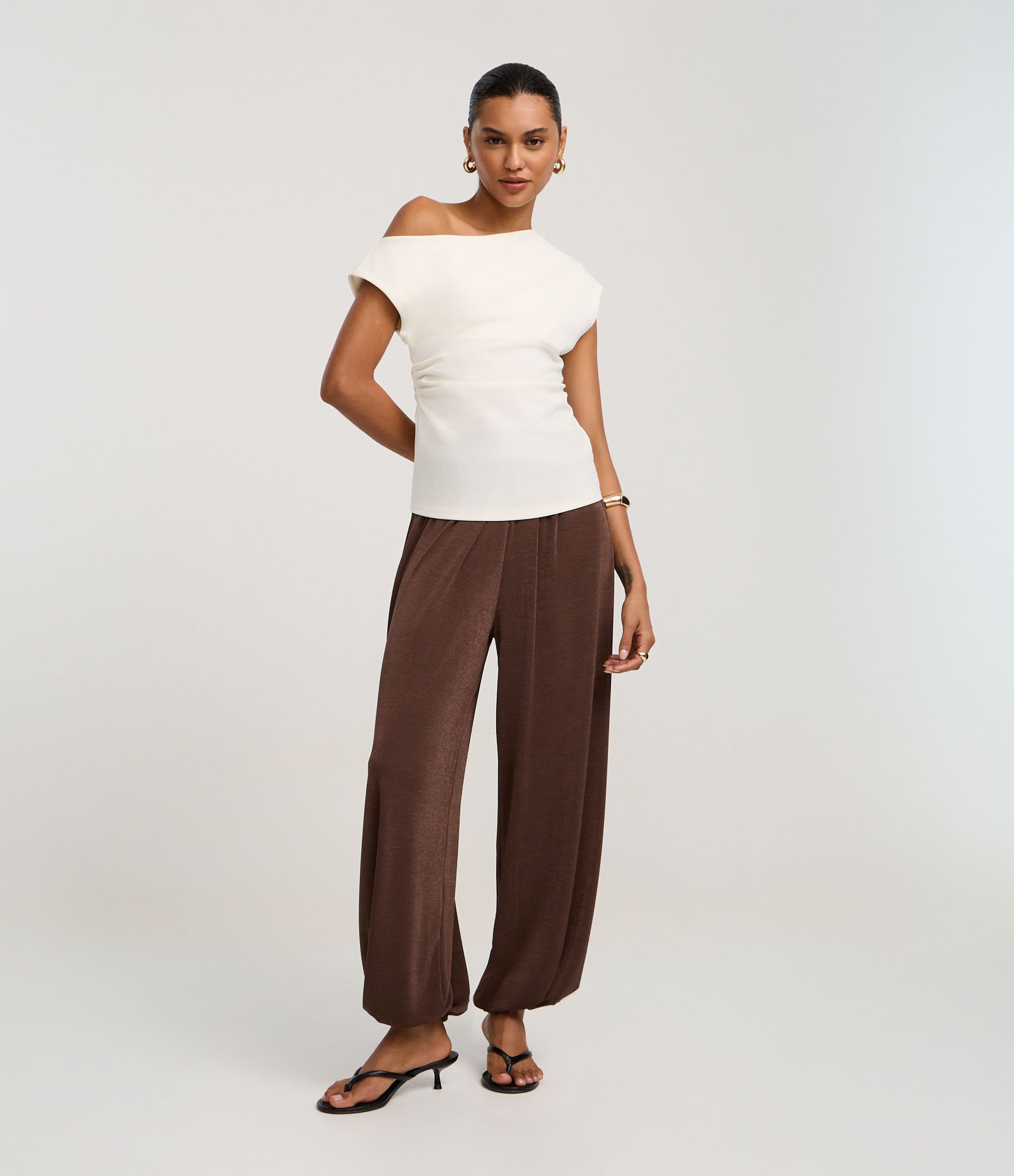 Calça Aladim com Leve Brilho e Cós Largo Marrom 1