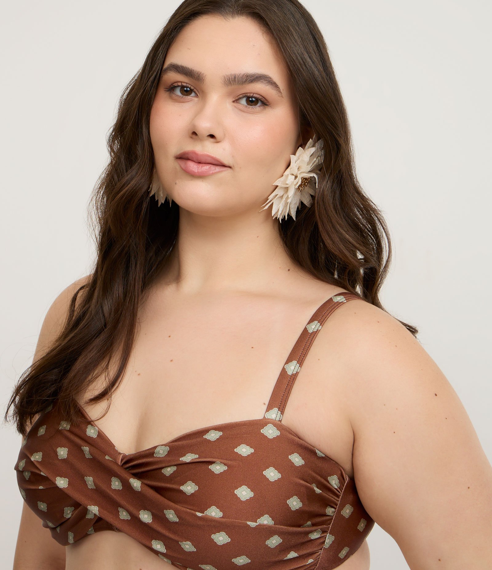 Biquini Top com Busto Torcido e Amarração Curve & Plus Size Marrom 2