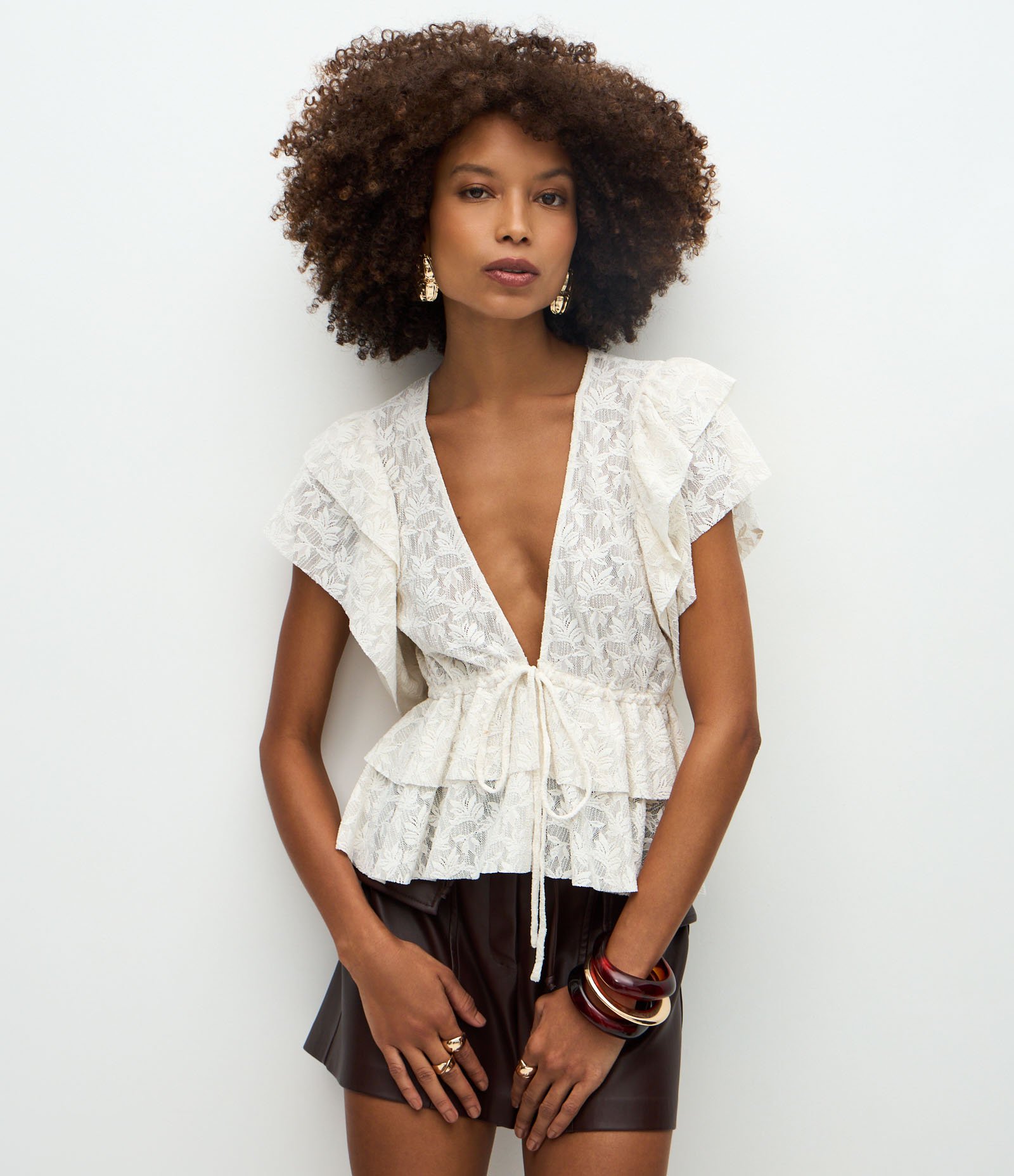 Blusa Texturizada em Renda com Babados e Amarração Frontal Bege 1