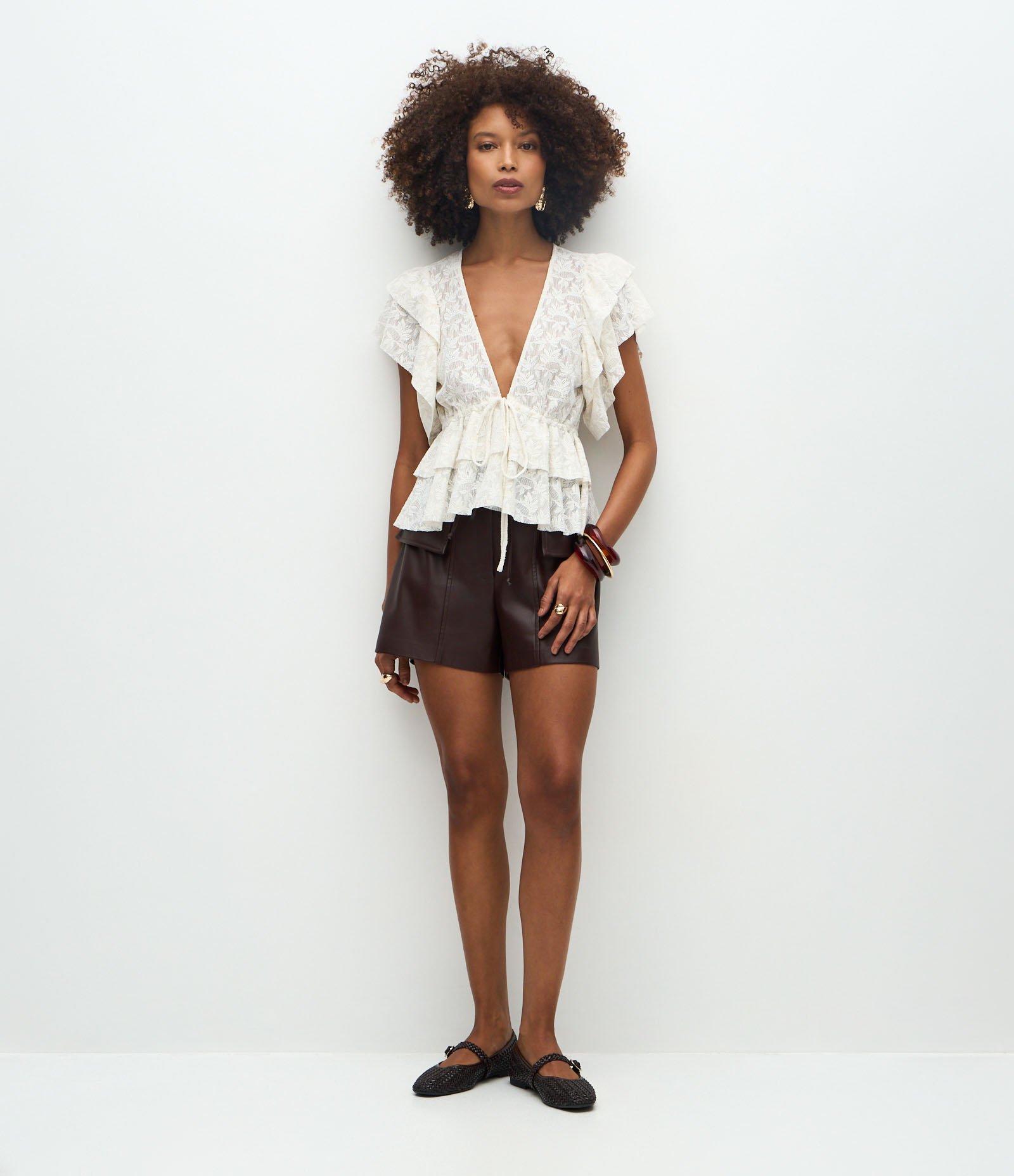 Blusa Texturizada em Renda com Babados e Amarração Frontal Bege 2