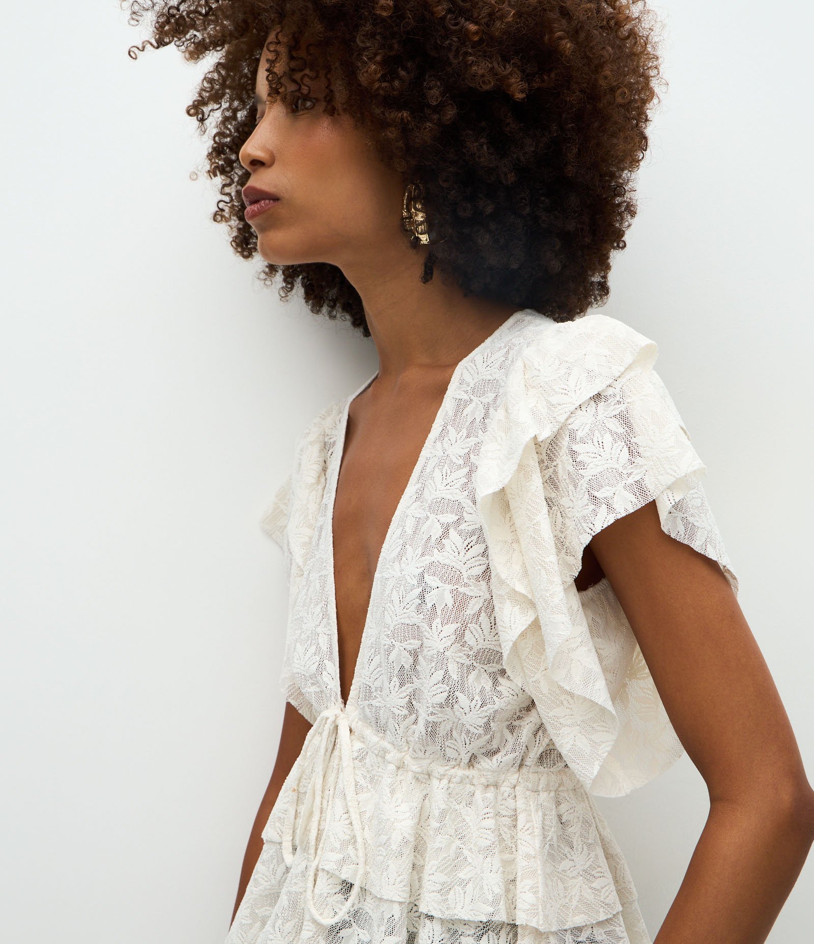 Blusa Texturizada em Renda com Babados e Amarração Frontal Bege 5
