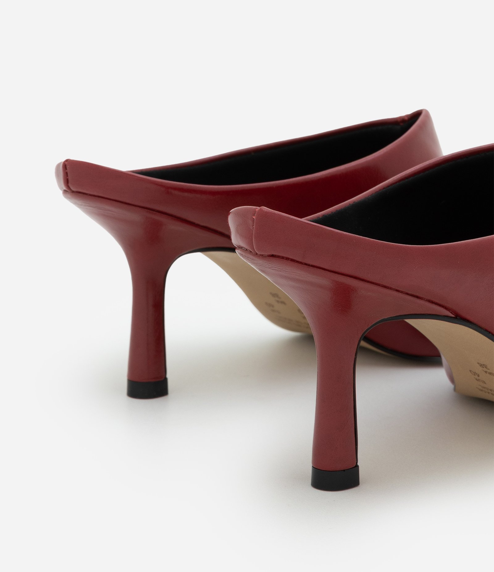 Sandália Mule com Gáspea Alongada e Salto Fino Vermelho 5