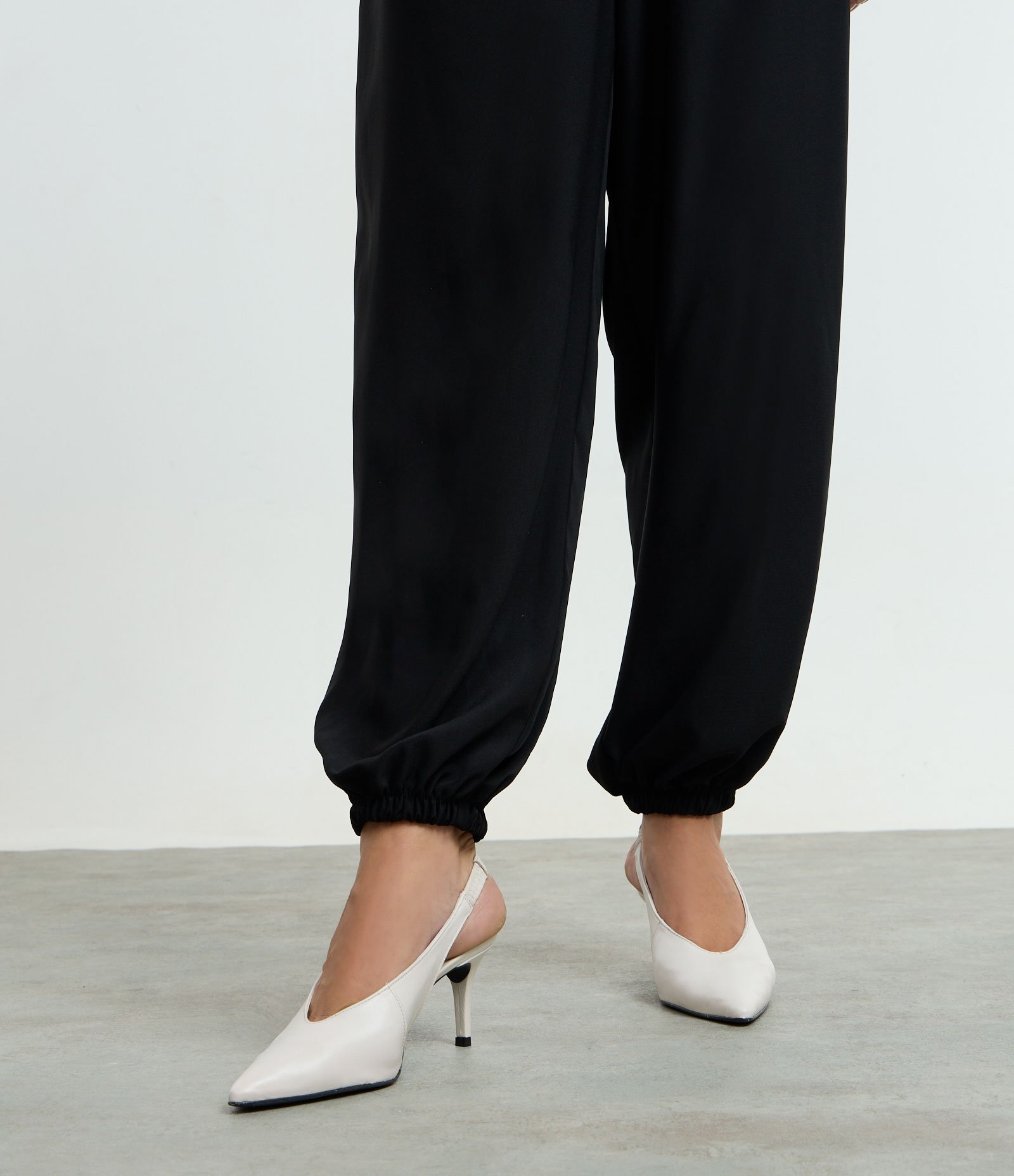 Sapato Scarpin Slingback em Couro com Decote V Off White 5