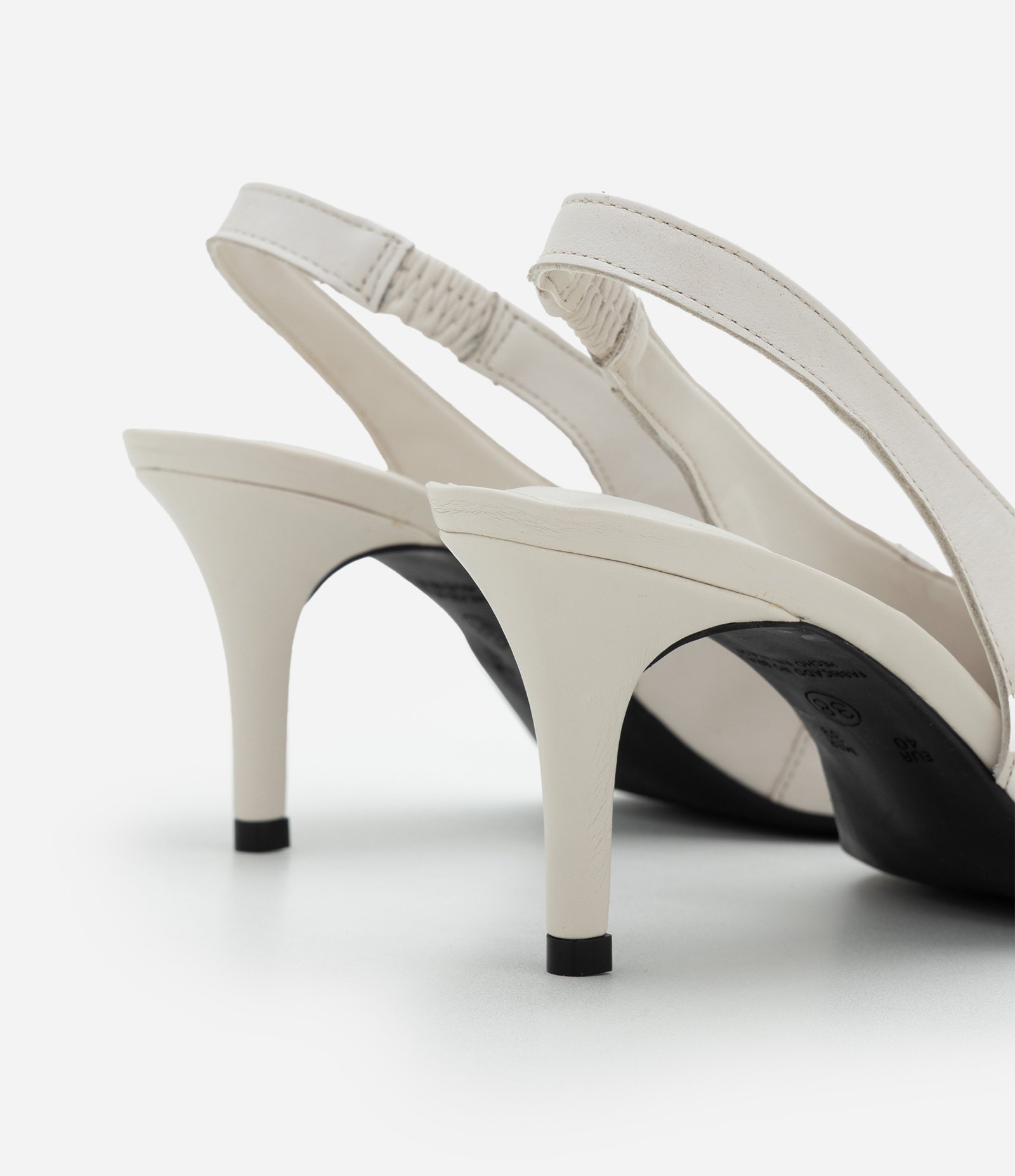 Sapato Scarpin Slingback em Couro com Decote V Off White 4