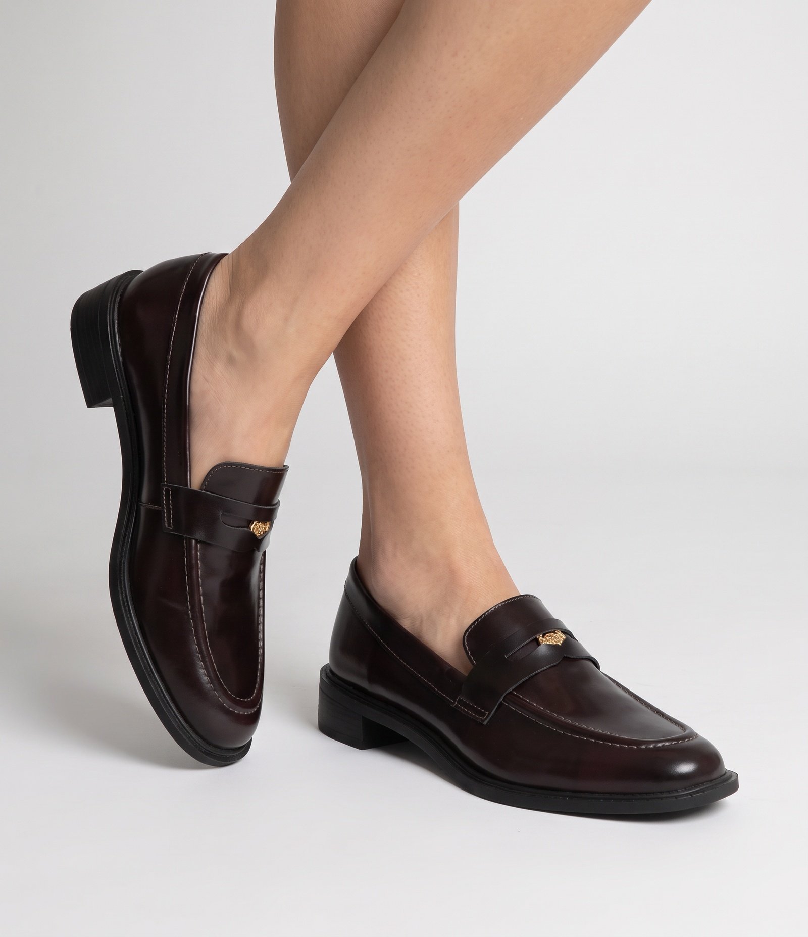Mocassim em PU com Enfeite de Moeda Vinho 2