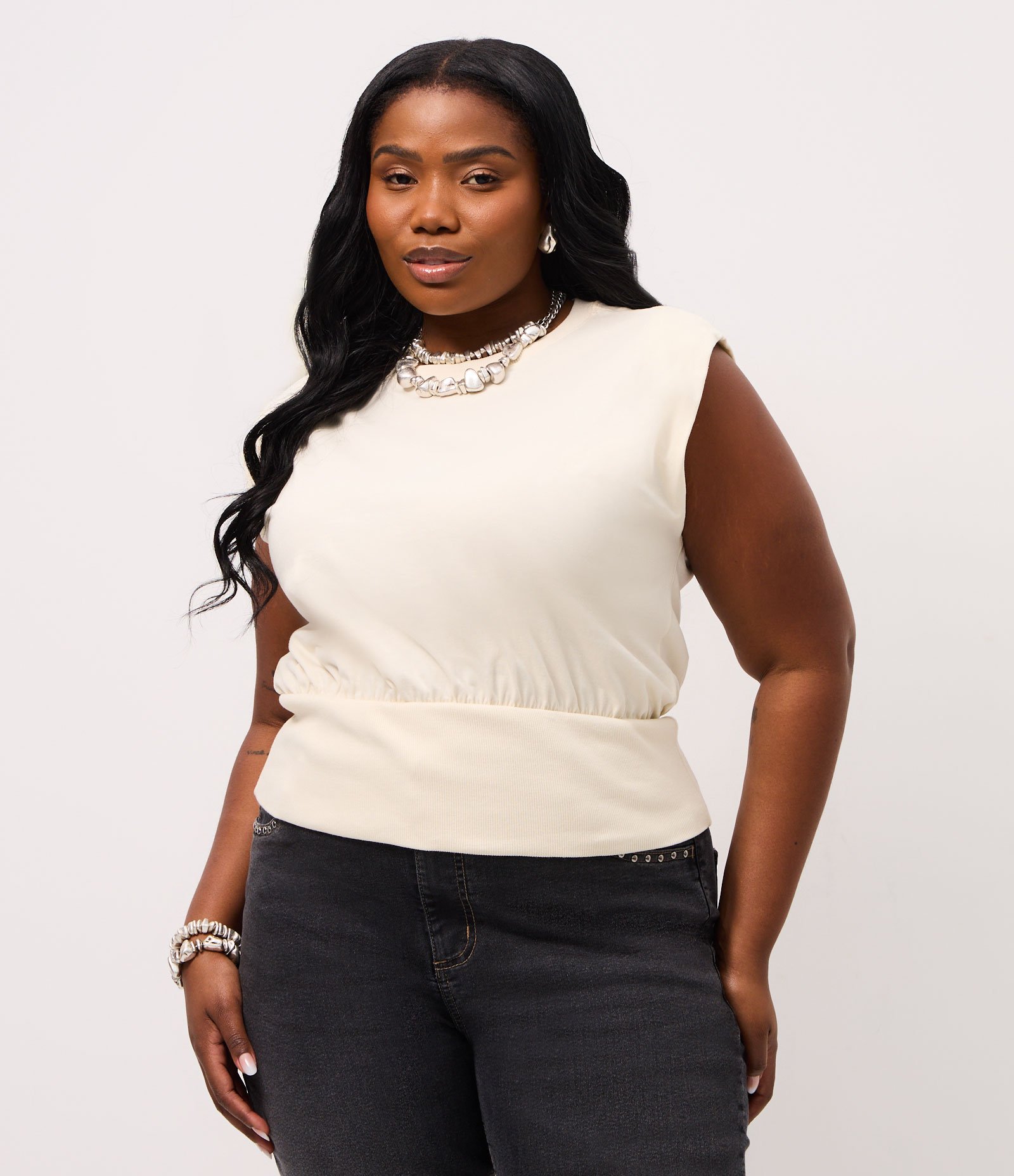 Blusa Regata Muscle com Barra Larga e Franzido Curve & Plus Size Bege 1