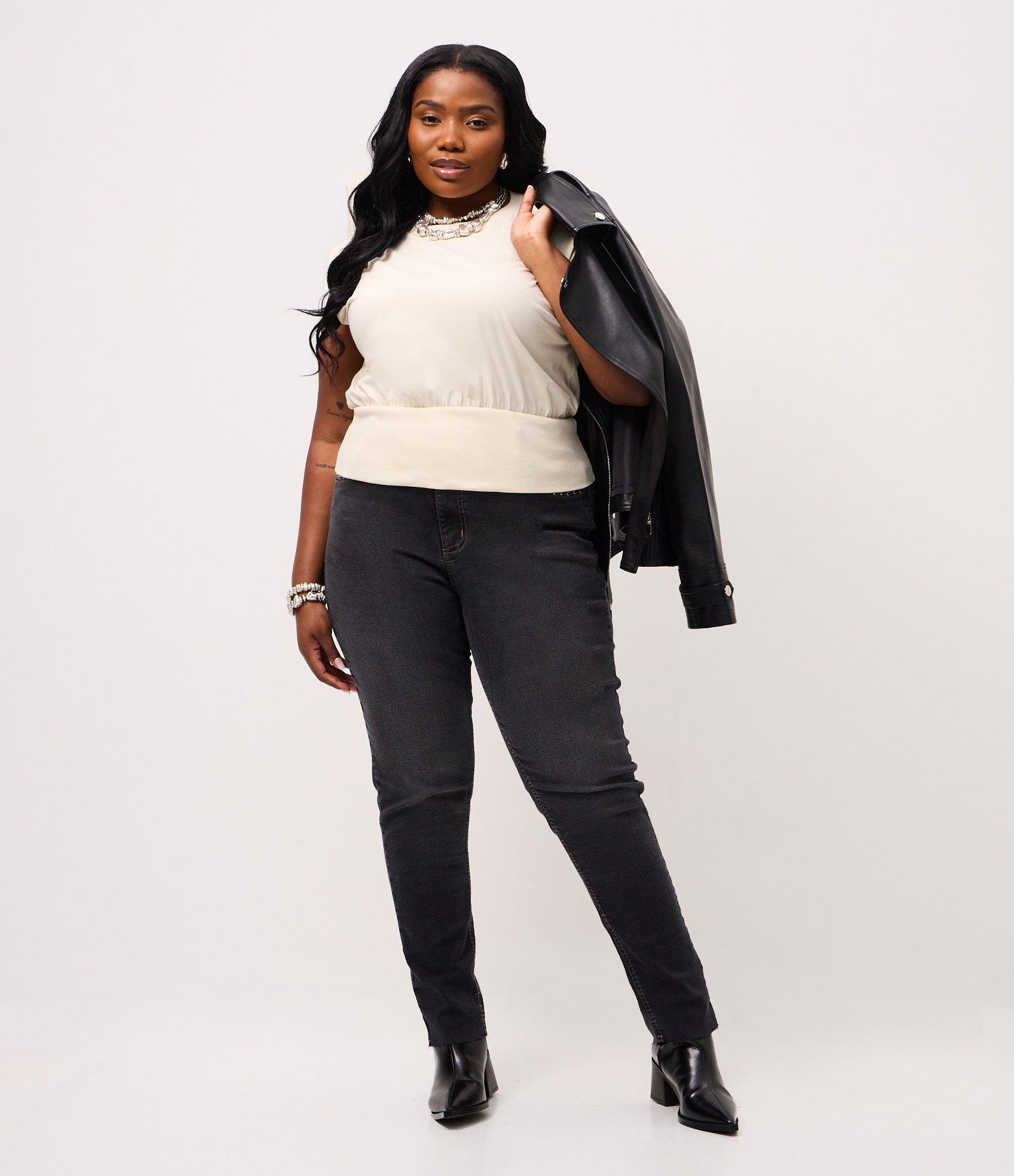 Blusa Regata Muscle com Barra Larga e Franzido Curve & Plus Size Bege 2