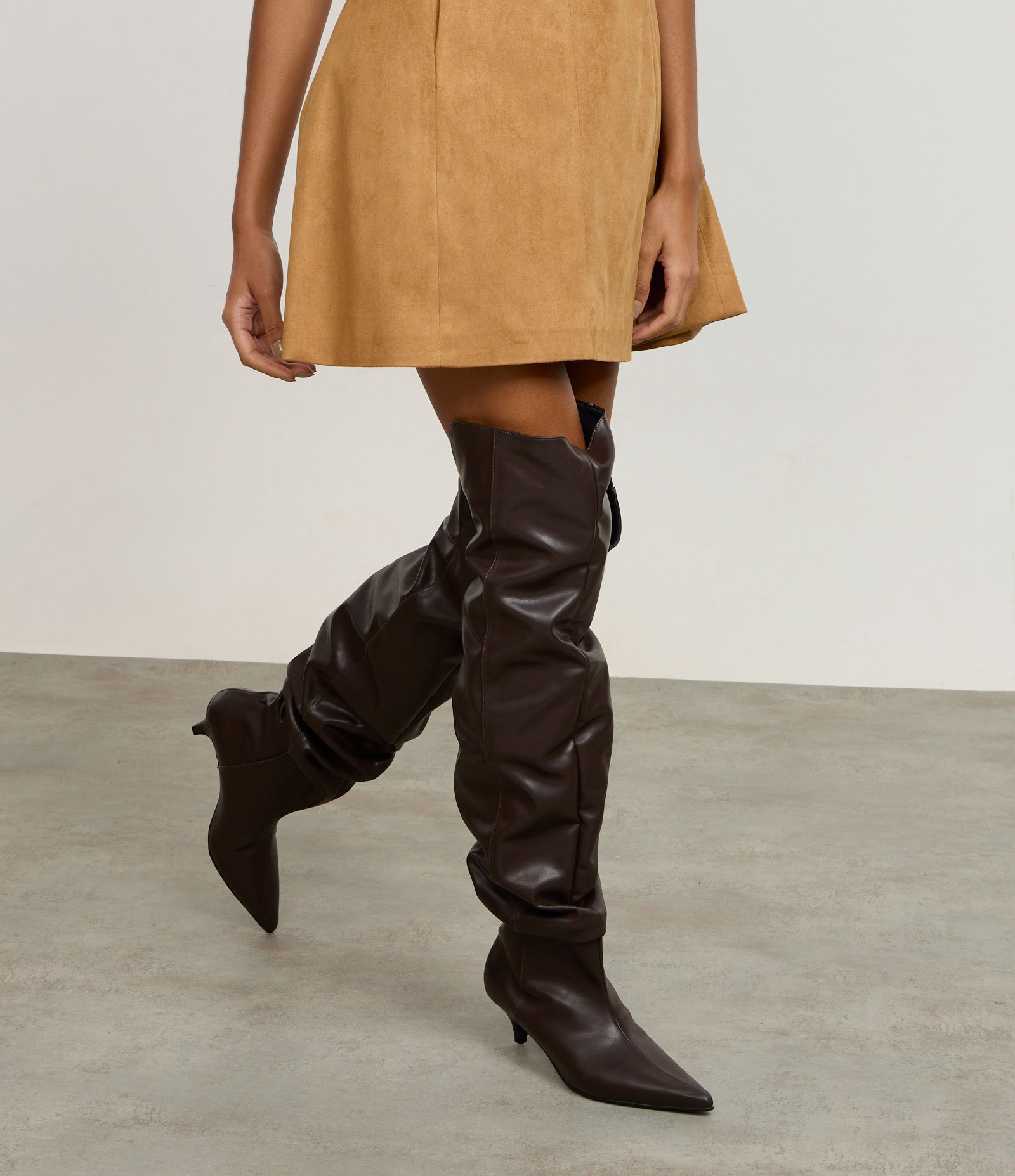 Bota Over The Knee com Caimento Franzido Marrom 1