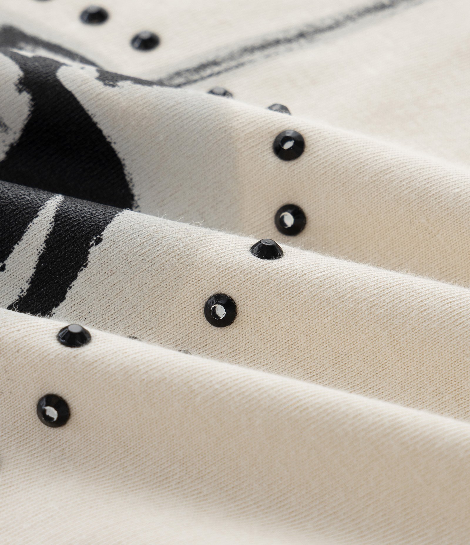 Camiseta Regular com Estampa de Cerejas e Tachas Curve & Plus Size Bege 3