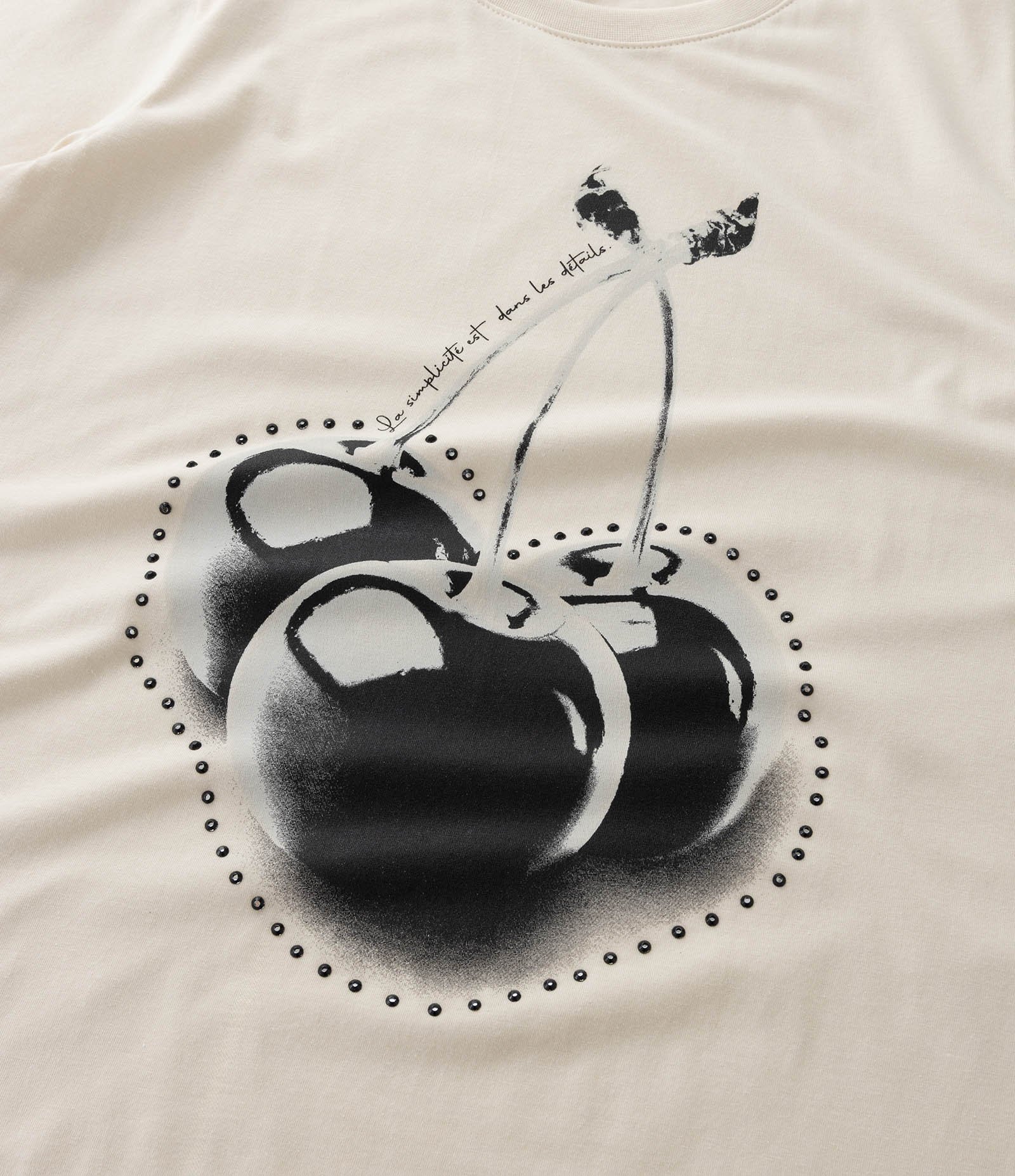 Camiseta Regular com Estampa de Cerejas e Tachas Curve & Plus Size Bege 4