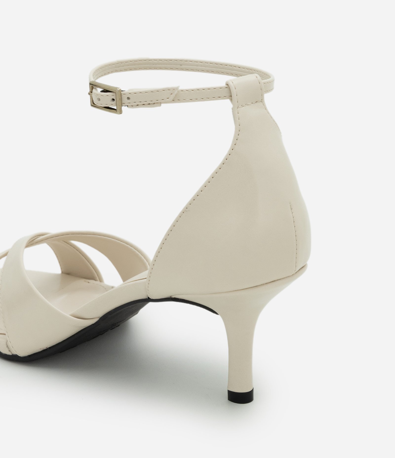 Sandália em PU Com Bico Folha e Cabedal Cruzado Off White 4