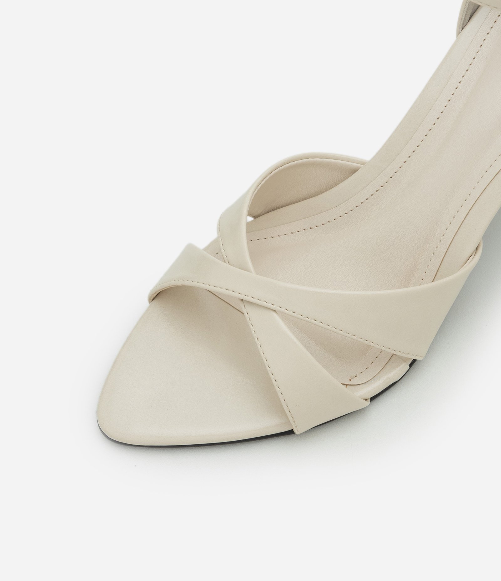 Sandália em PU Com Bico Folha e Cabedal Cruzado Off White 5