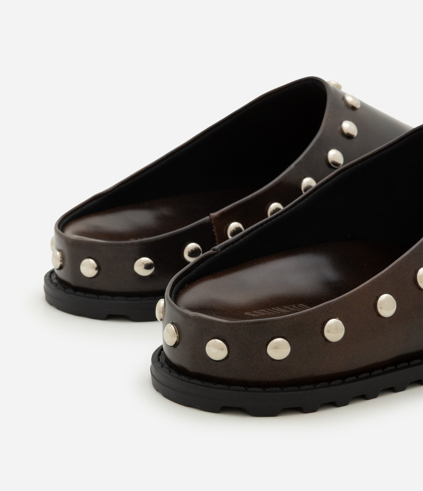 Sapato Mule em PU com Tachas Metálicas Marrom 4