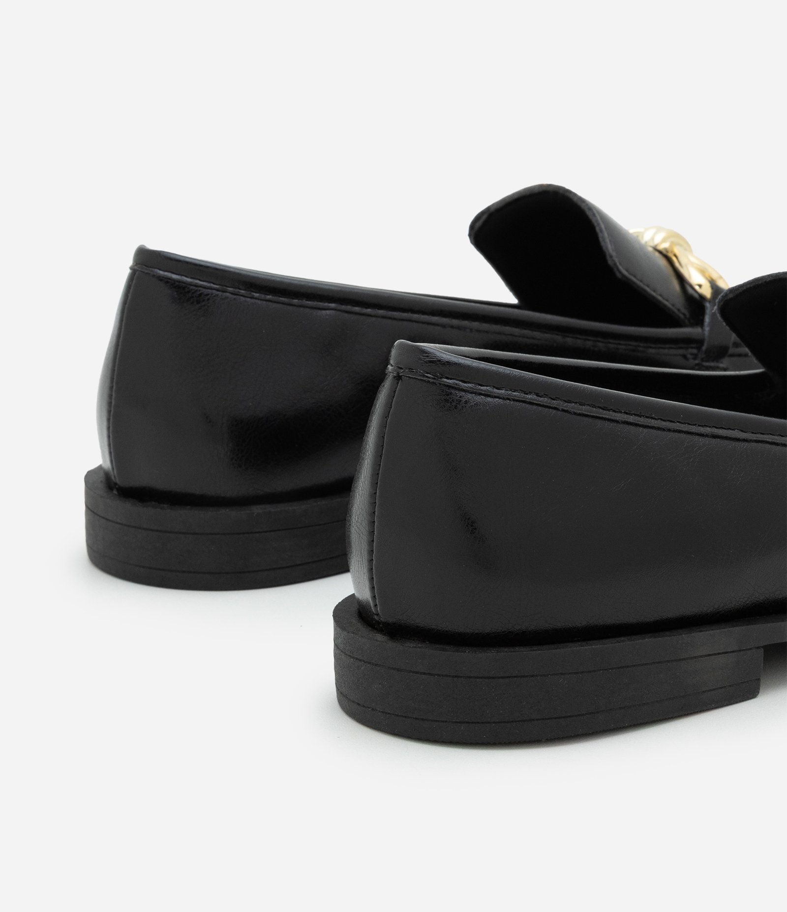 Sapato Mocassim em PU com Detalhe Metálico Preto 4