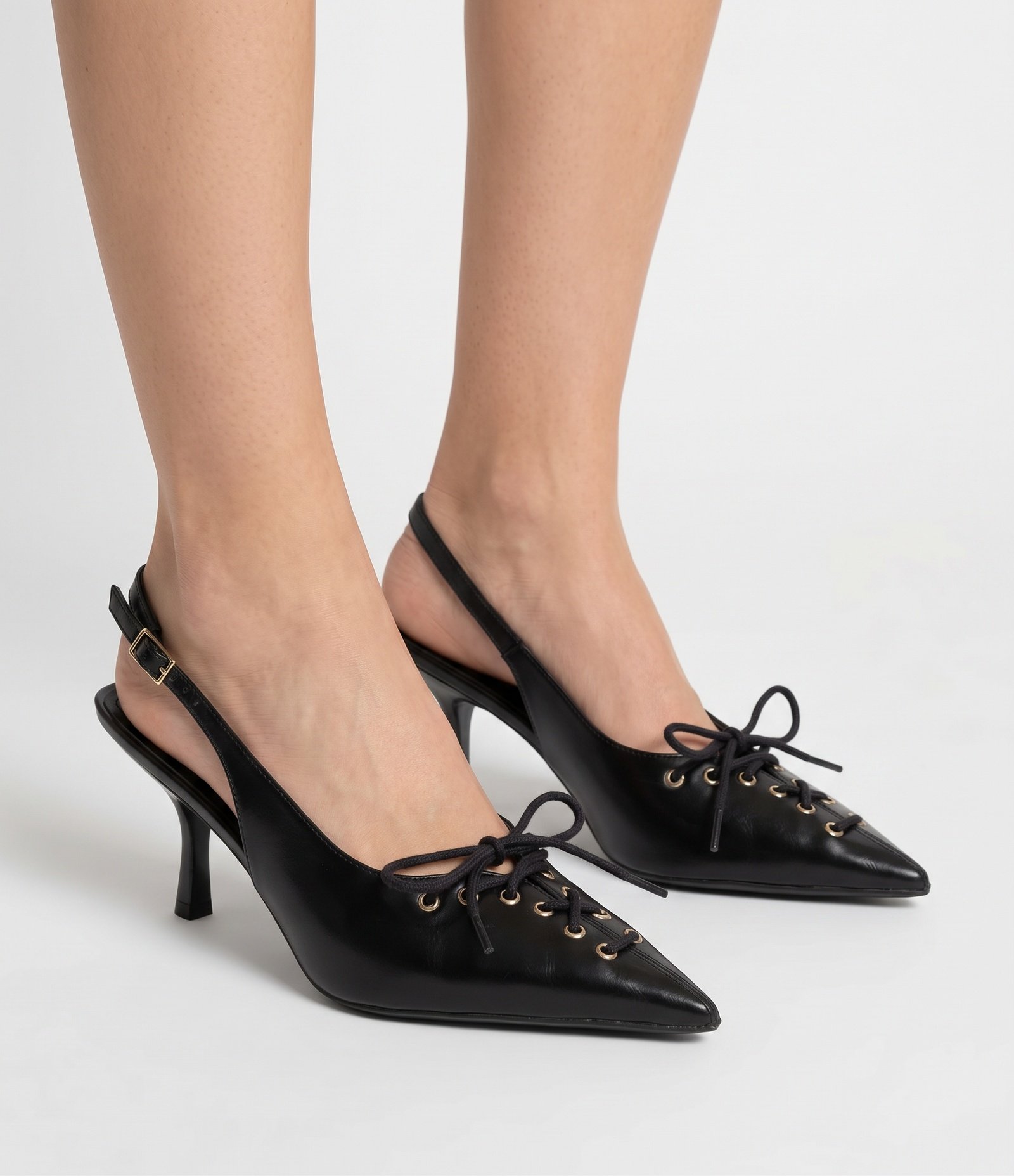Sapato Slingback com Amarração Frontal e Salto Fino Preto 1