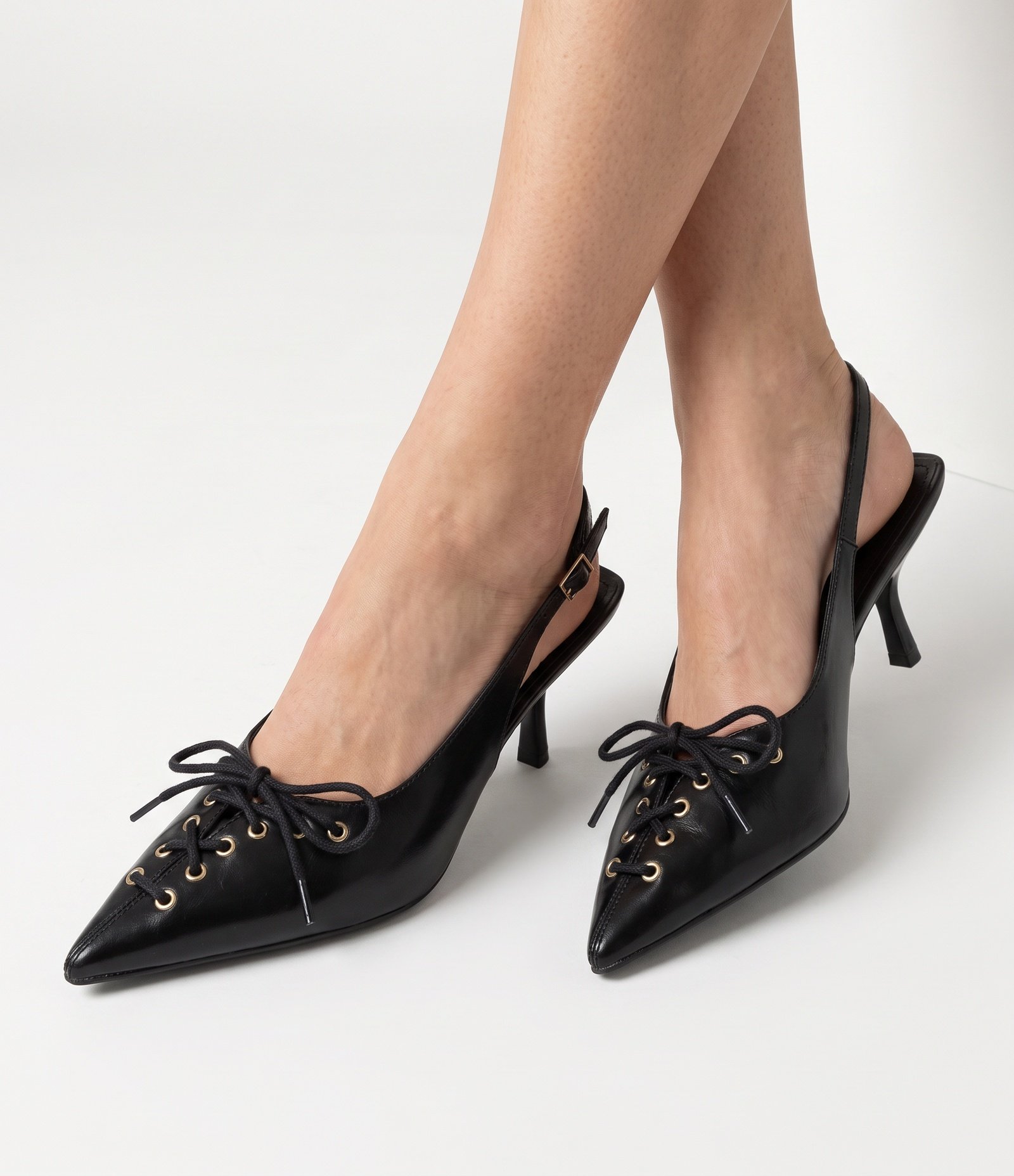 Sapato Slingback com Amarração Frontal e Salto Fino Preto 2