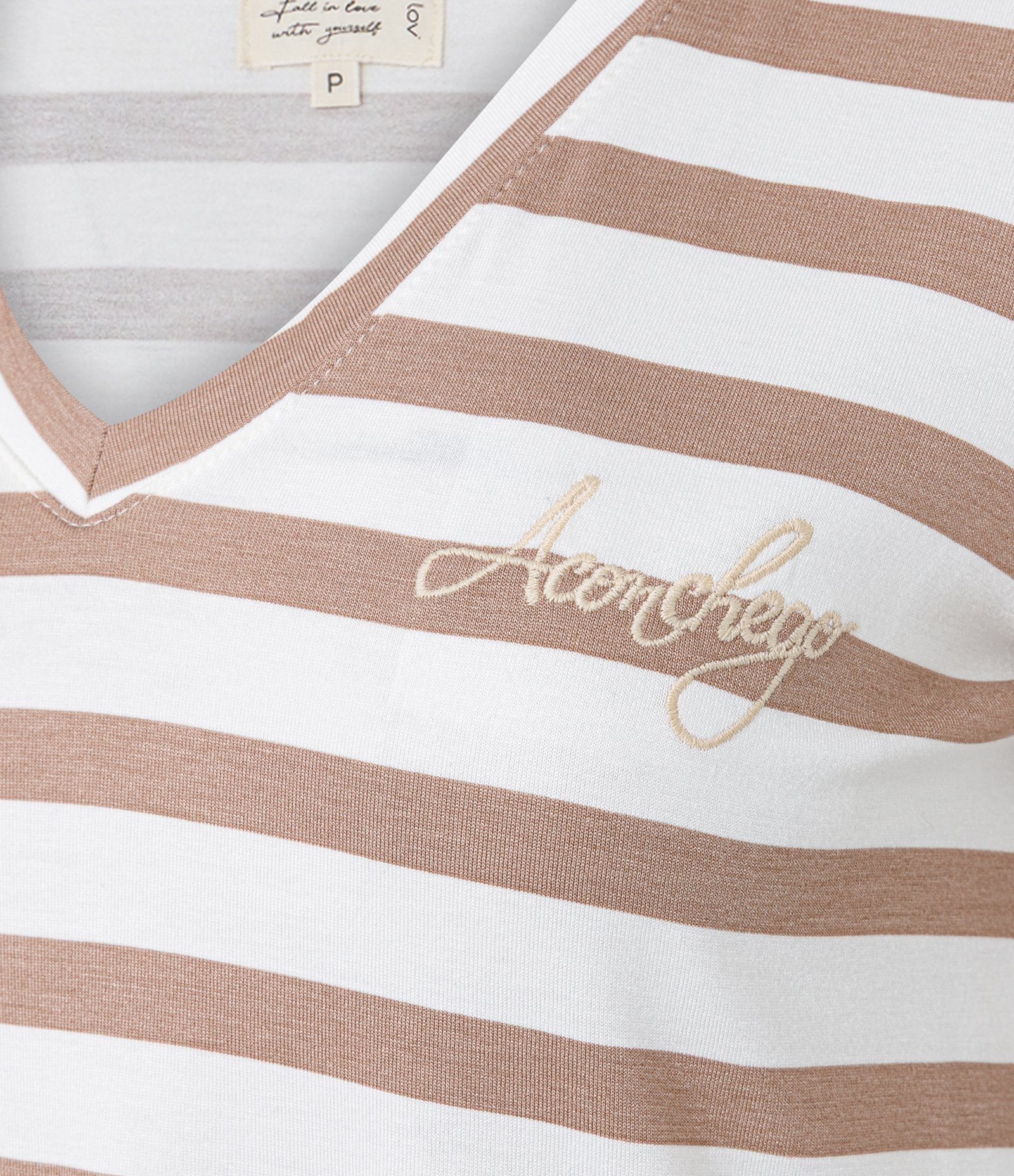 Pijama Short Doll em Viscolycra Listrada com Bordado Aconchego Branco/Bege 2