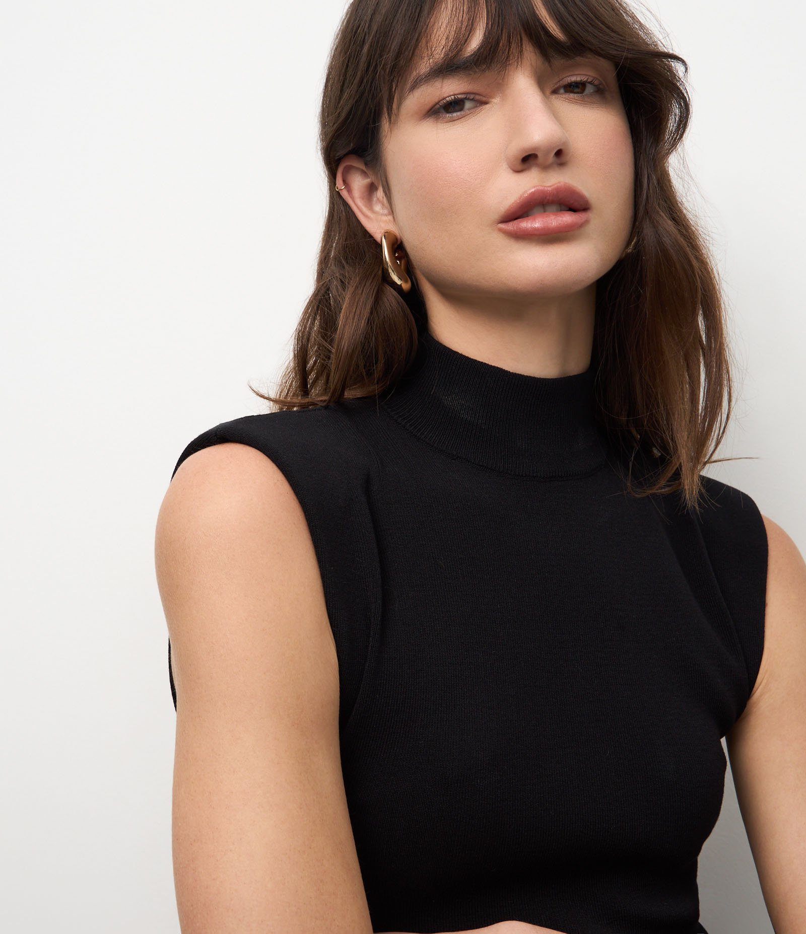 Vestido Midi em Tricô com Ombreira e Fenda Lateral Preto 4