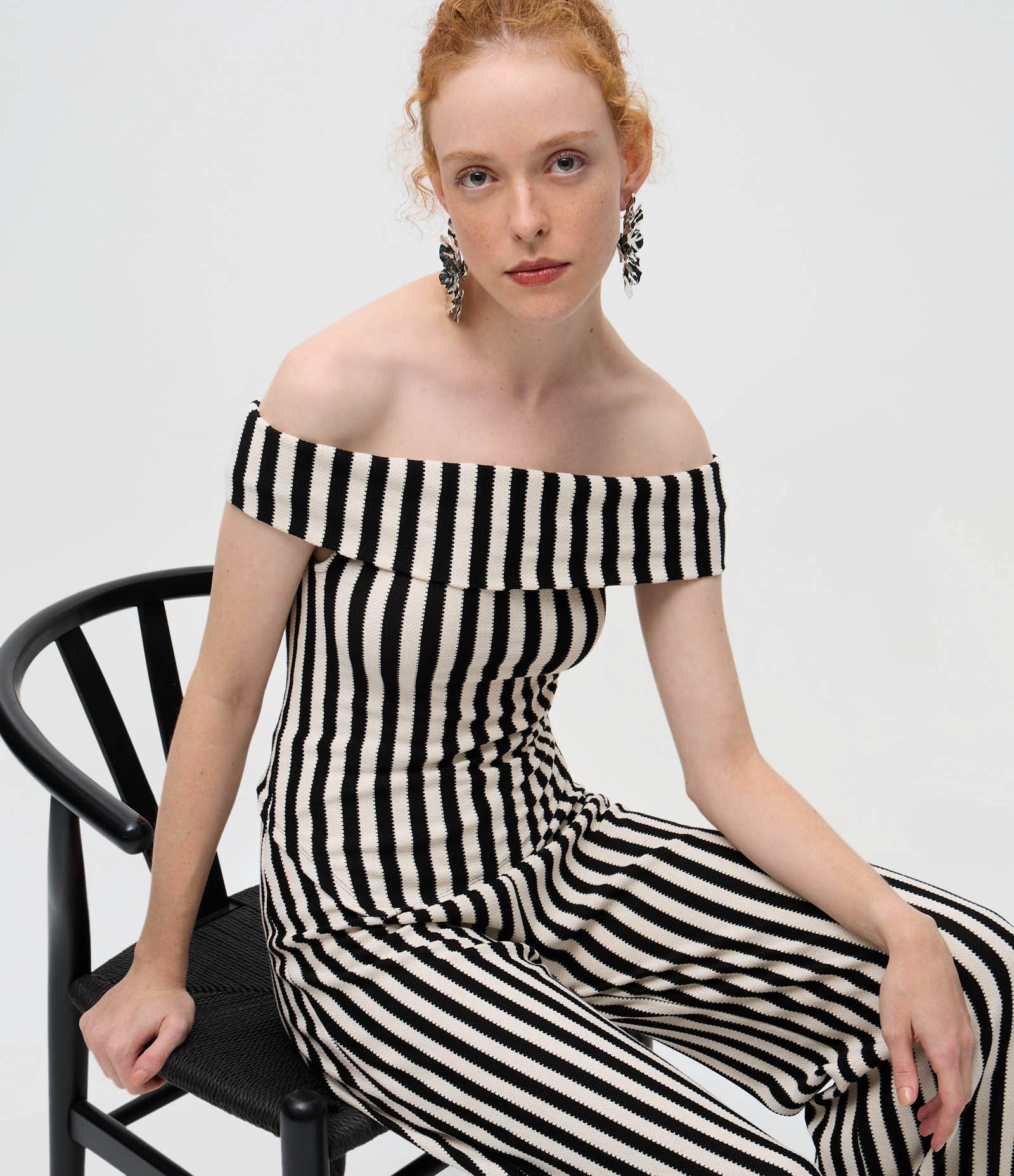 Blusa Ombro a Ombro Super Curta com Listras Texturizadas Preto/Branco 1