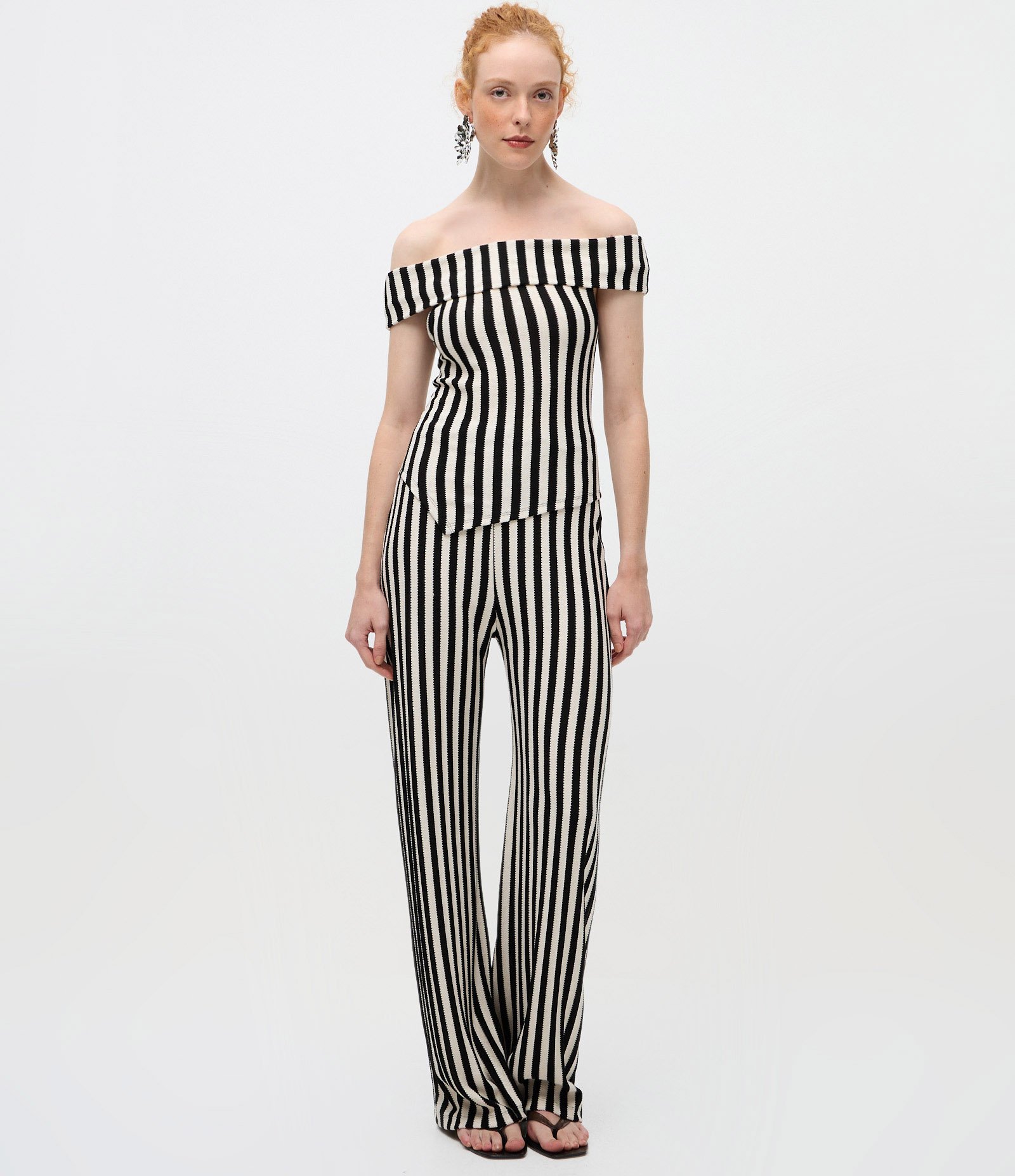 Blusa Ombro a Ombro Super Curta com Listras Texturizadas Preto/Branco 2