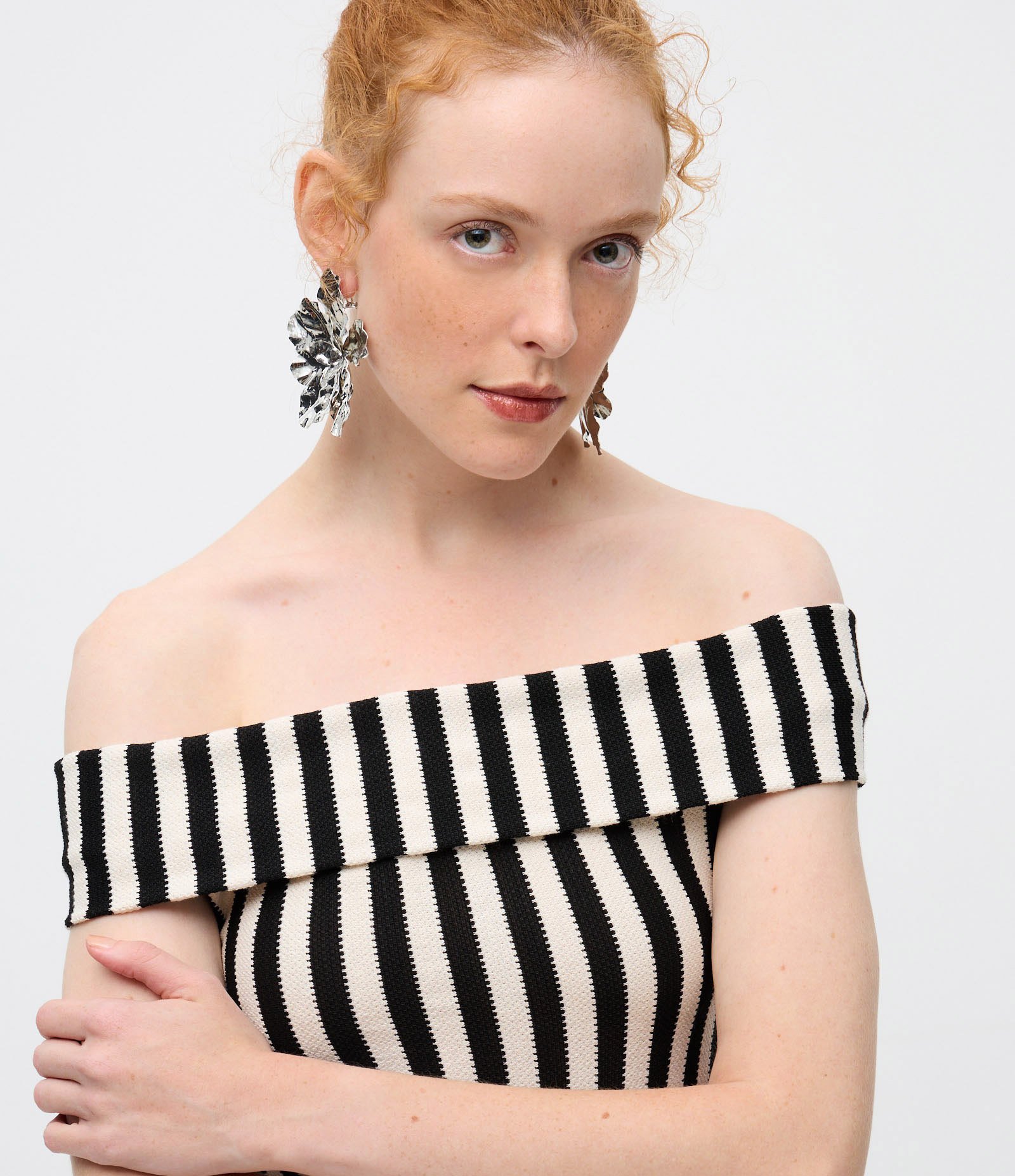 Blusa Ombro a Ombro Super Curta com Listras Texturizadas Preto/Branco 3