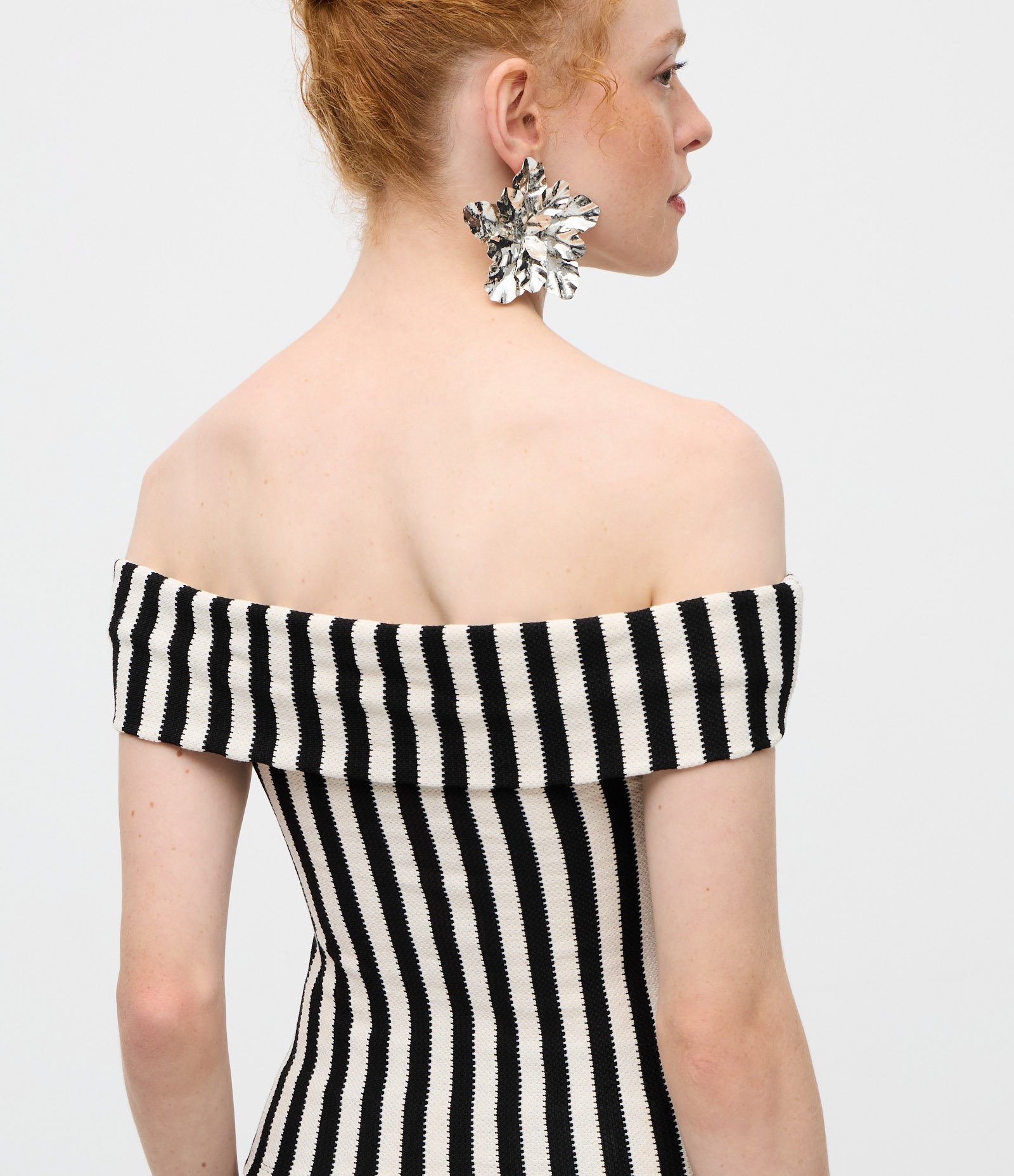 Blusa Ombro a Ombro Super Curta com Listras Texturizadas Preto/Branco 4