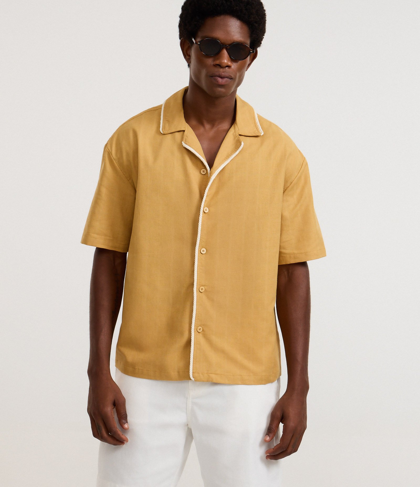 Camisa Boxy em Algodão Texturizada com Detalhes Contrastante Amarelo 1