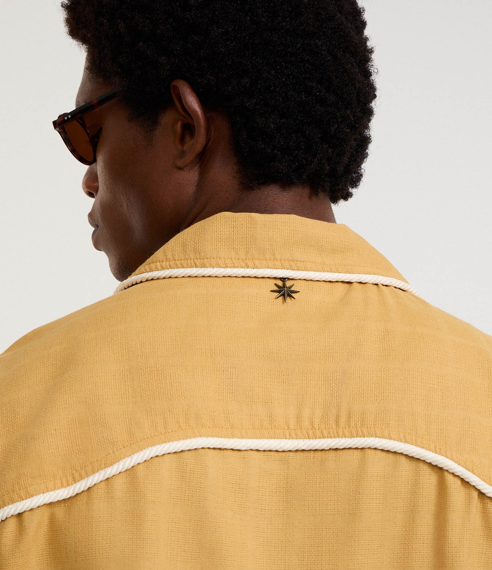 Camisa Boxy em Algodão Texturizada com Detalhes Contrastante Amarelo 3