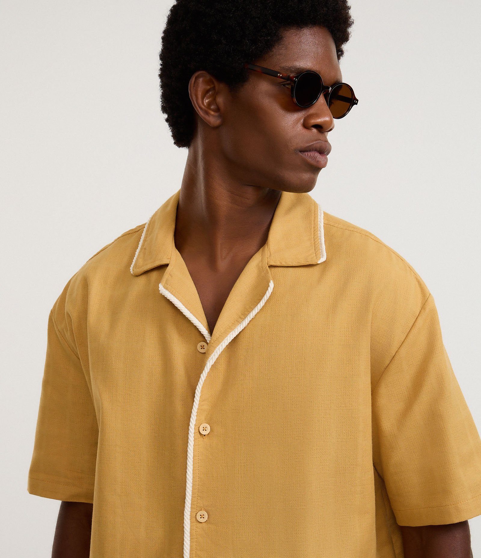 Camisa Boxy em Algodão Texturizada com Detalhes Contrastante Amarelo 4
