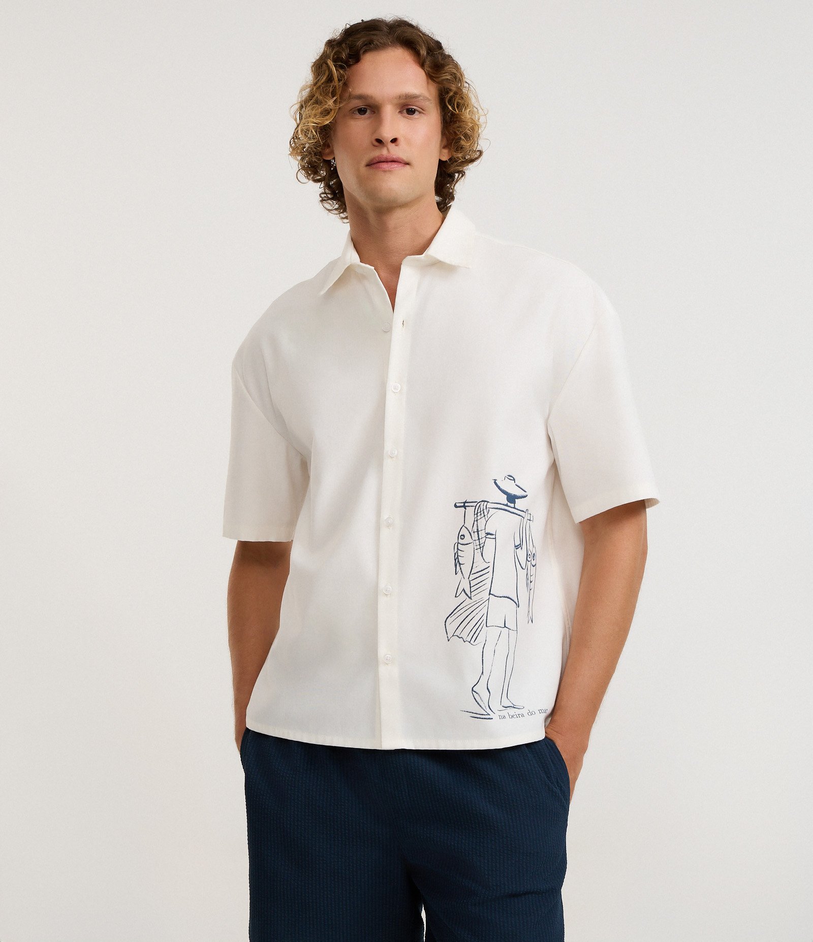 Camisa Boxy em Sarja Texturizado com Estampa Pescador e Sereia Branco 1