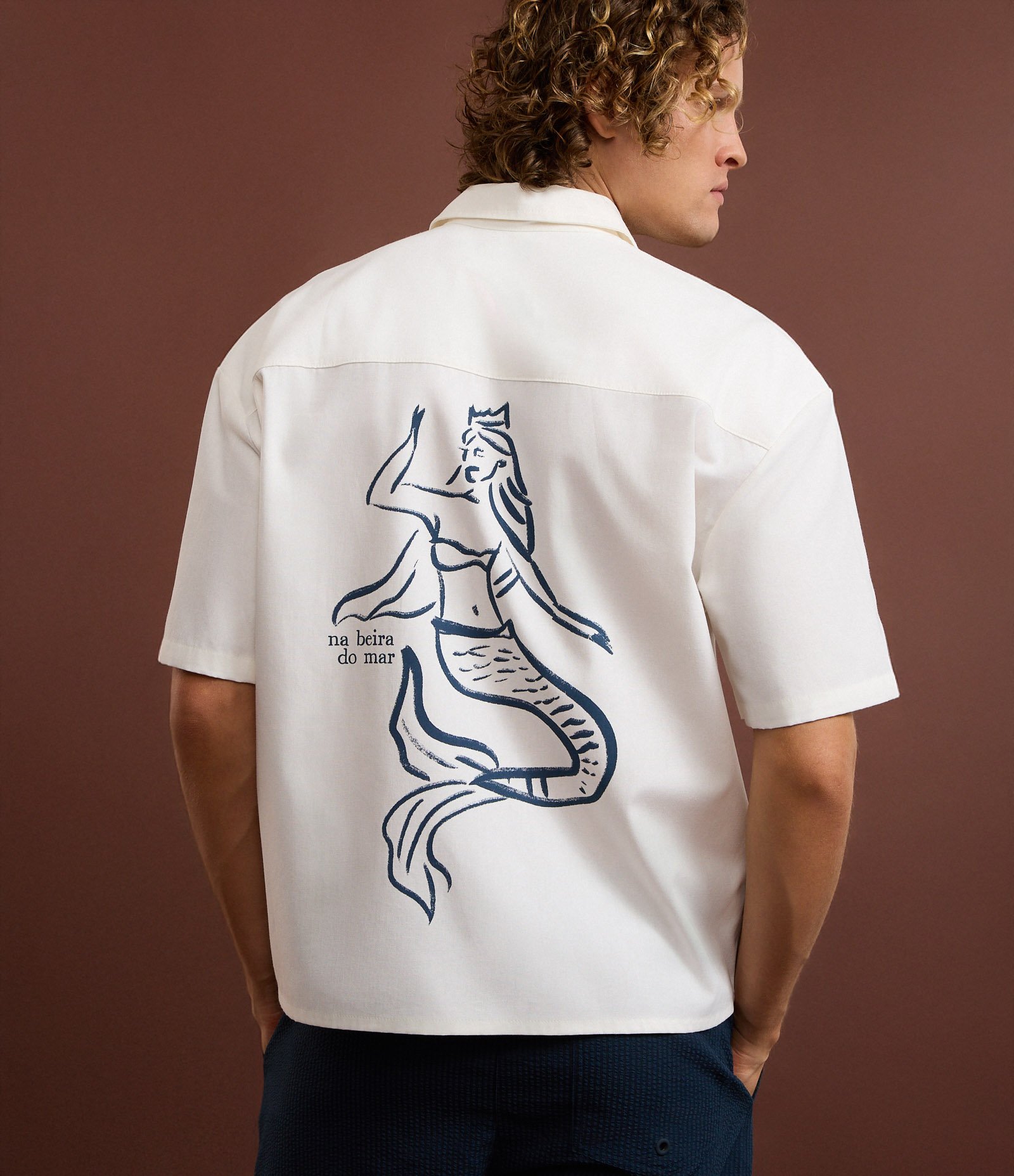 Camisa Boxy em Sarja Texturizado com Estampa Pescador e Sereia Branco 3