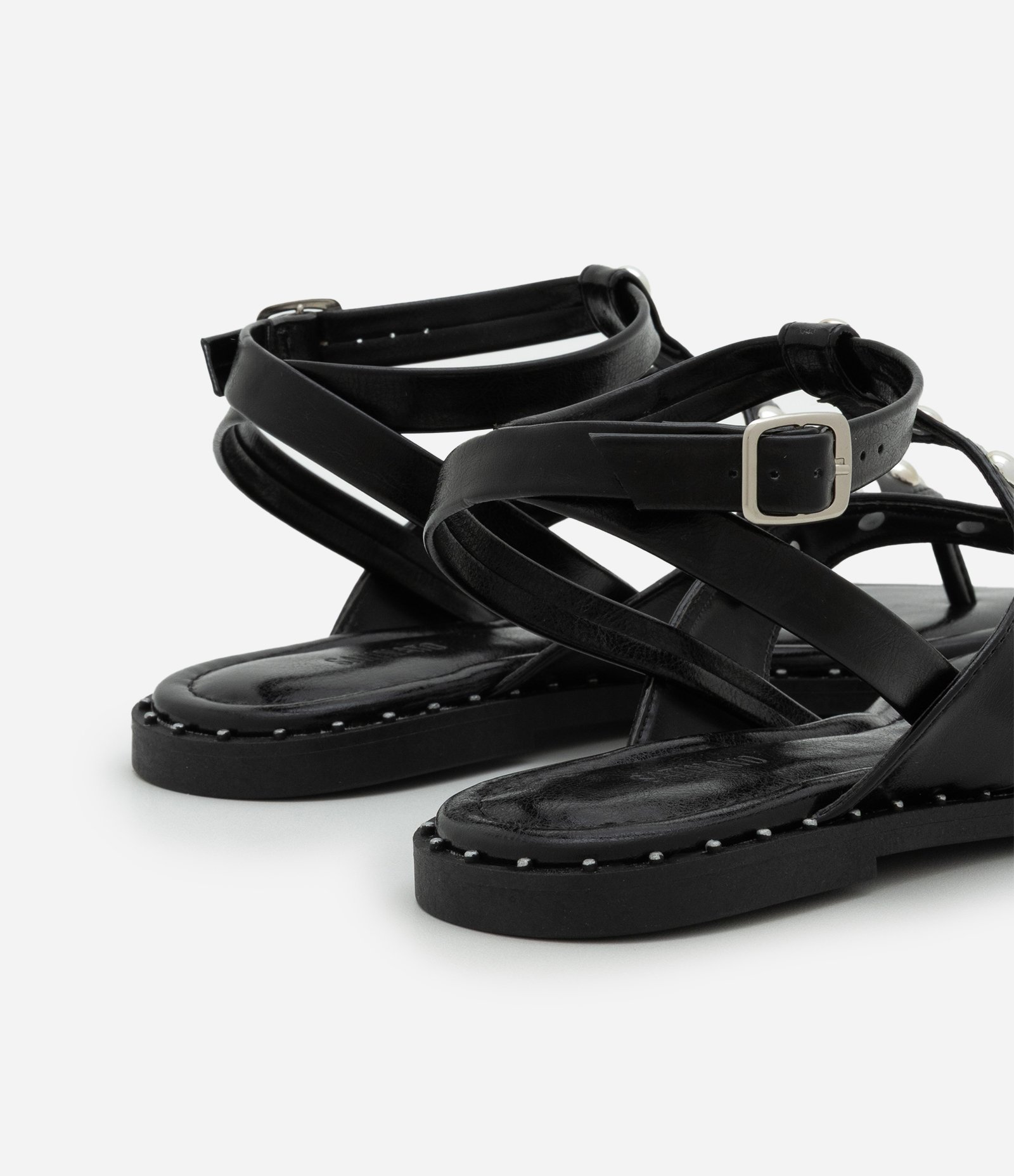 Sandália Rasteira Gladiadora em PU com Studs Contrastantes Preto 3