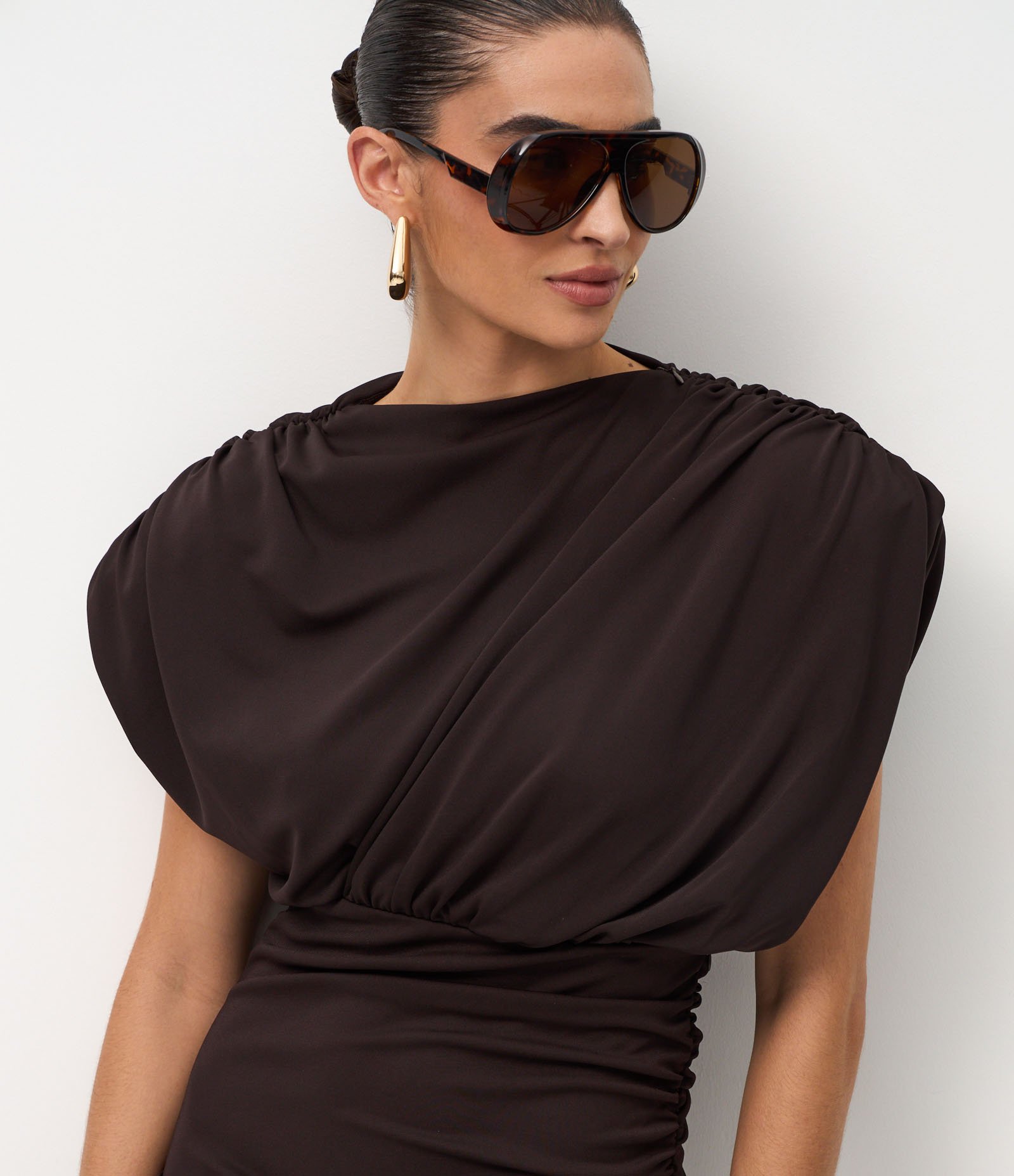 Vestido Curto em Microfibra com Ombreiras Marrom 5