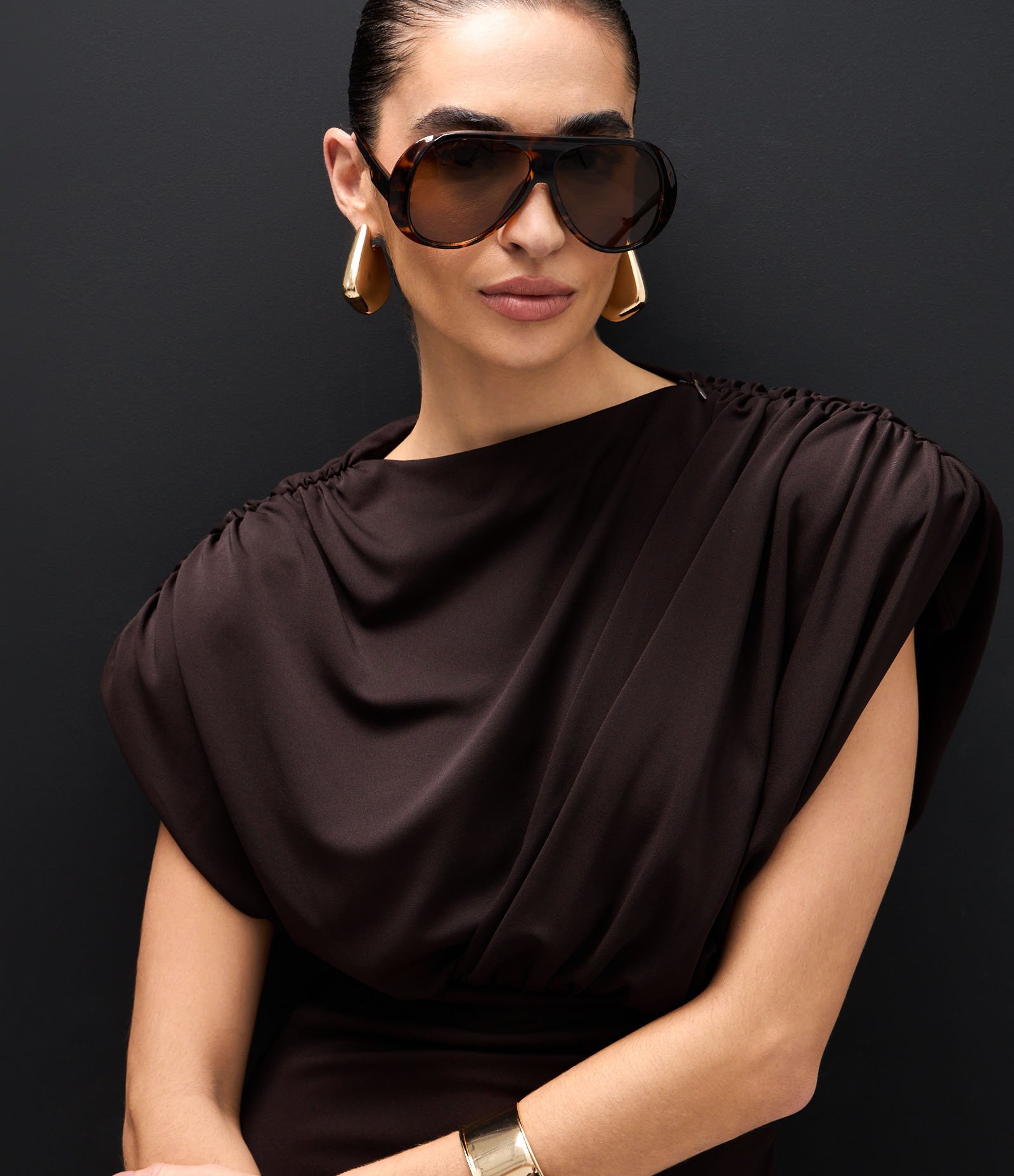 Vestido Curto em Microfibra com Ombreiras Marrom 7