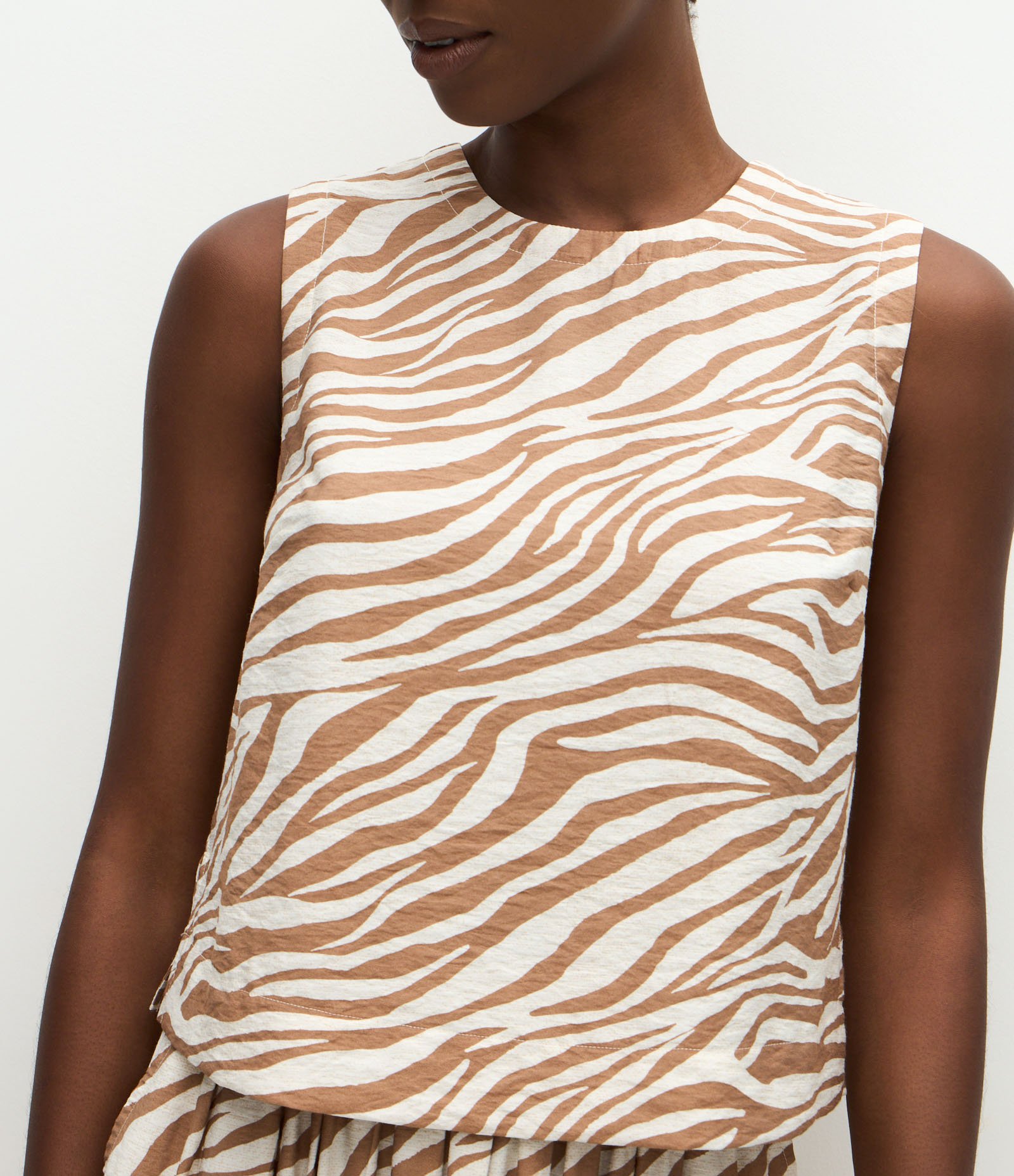 Blusa em Viscose com Alça Larga e Estampa Animal Print Bege 4
