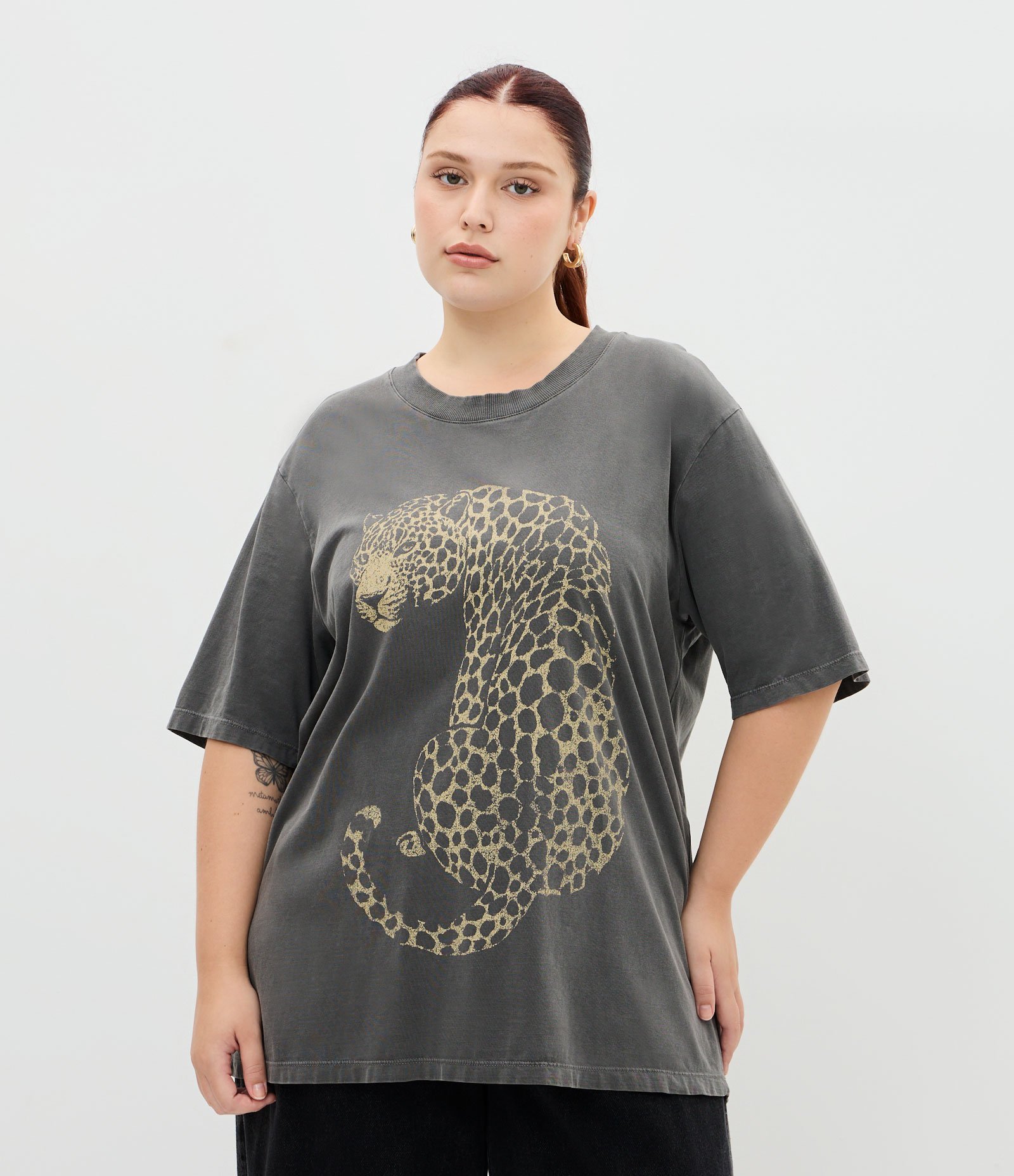 Camiseta Alongada Lavada com Estampa de Onça Curve & Plus Size Preto 1