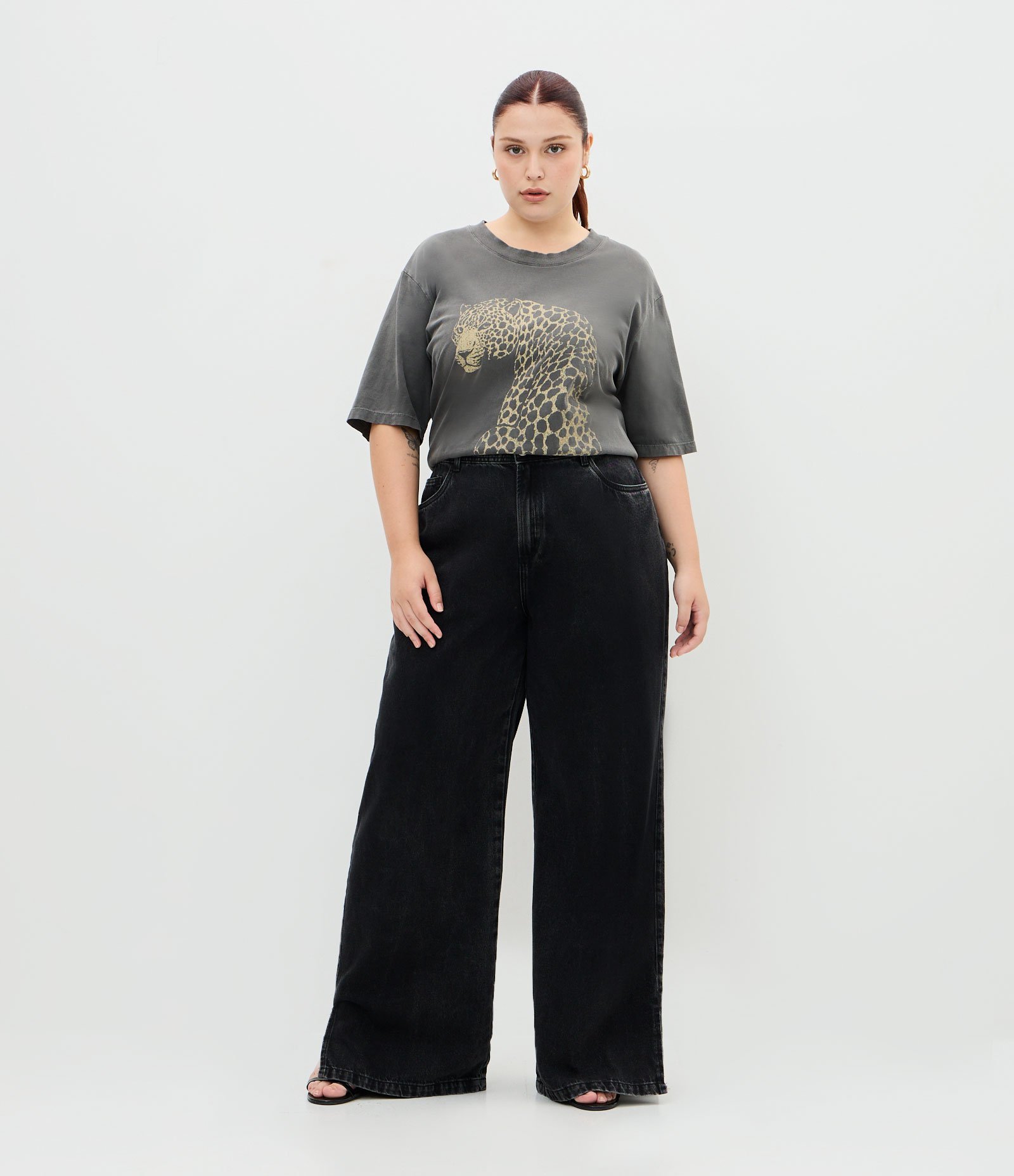 Camiseta Alongada Lavada com Estampa de Onça Curve & Plus Size Preto 2