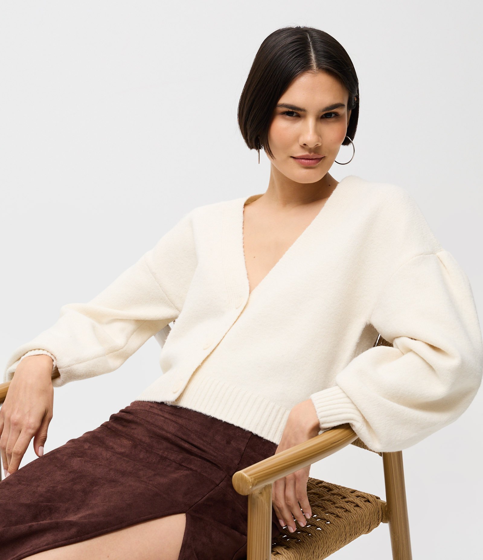 Saia Midi Reta em Suede com Recortes Marrom 1