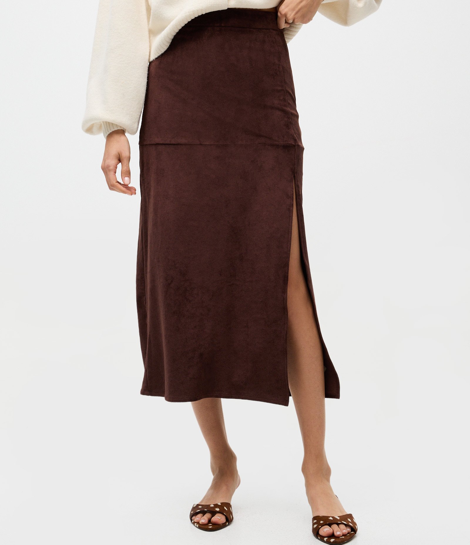 Saia Midi Reta em Suede com Recortes Marrom 4
