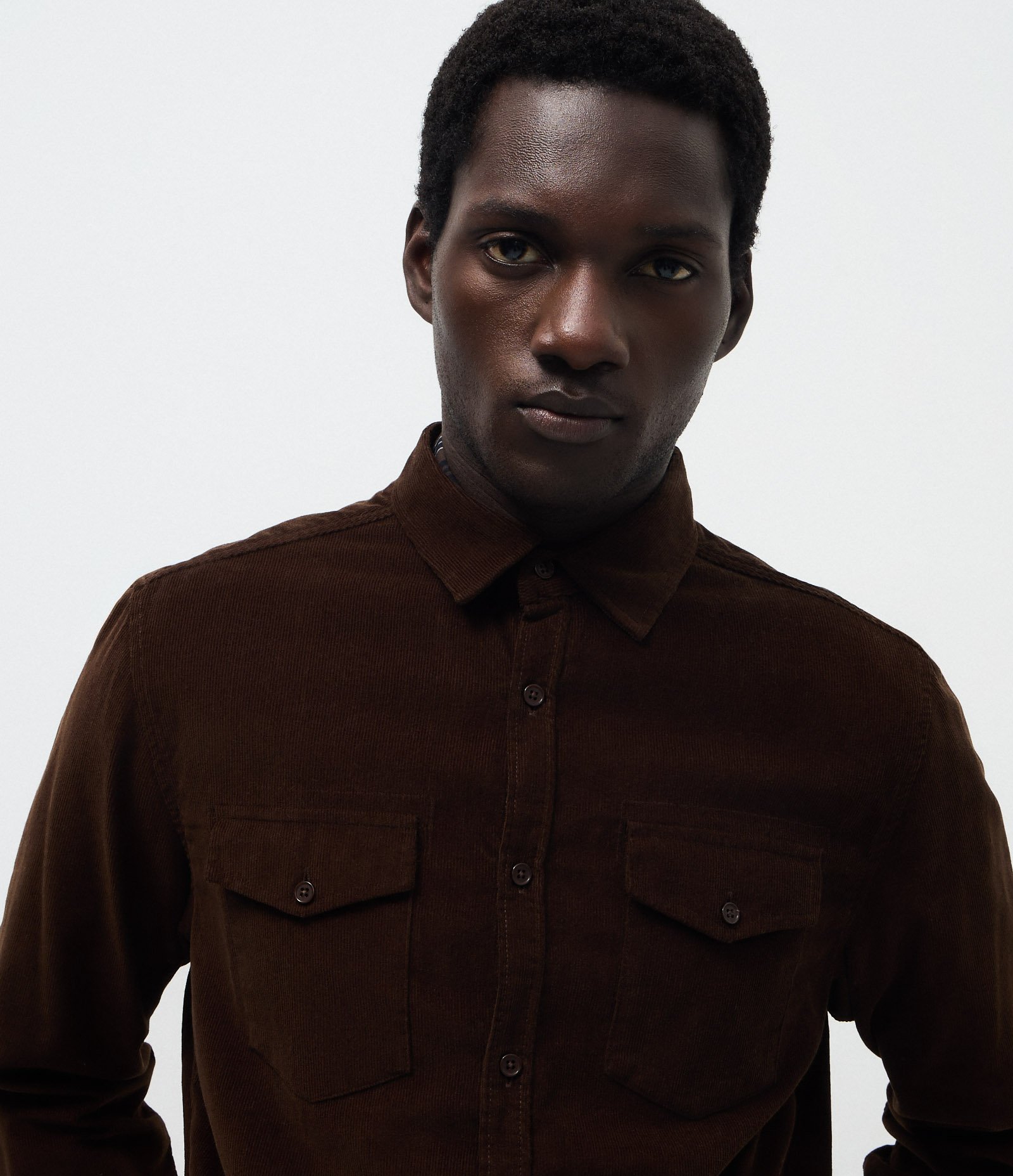 Camisa Comfort em Veludo com Bolsos Frontais Marrom 1