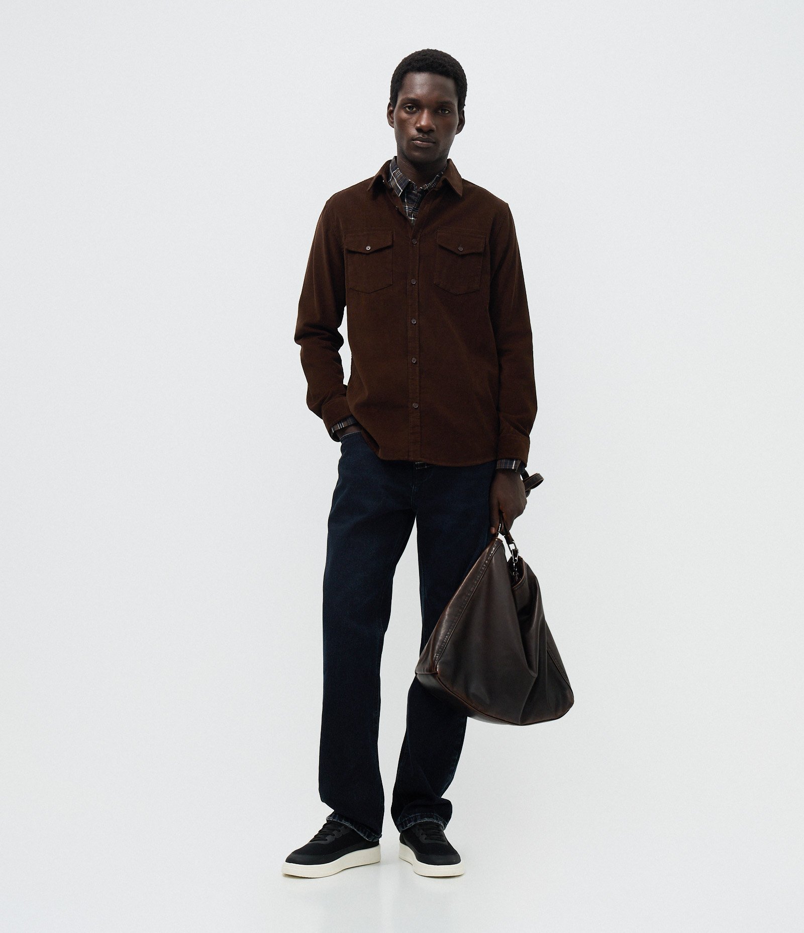 Camisa Comfort em Veludo com Bolsos Frontais Marrom 2