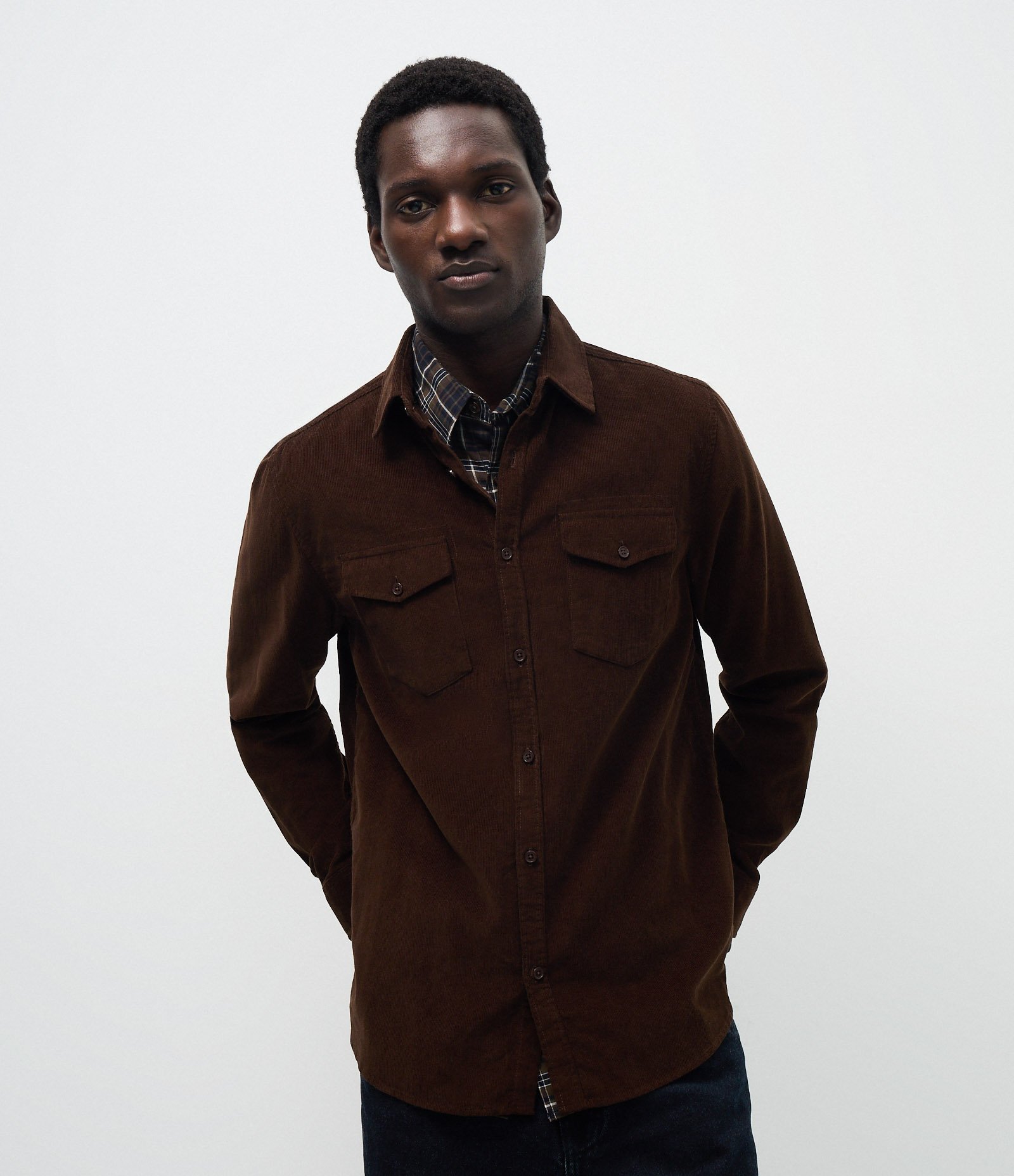 Camisa Comfort em Veludo com Bolsos Frontais Marrom 3