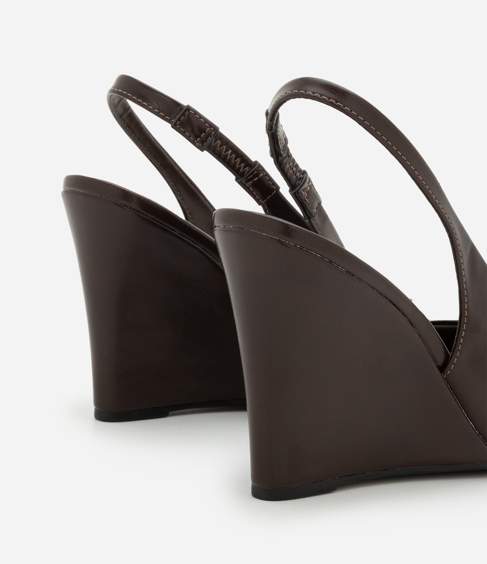 Sapato Scarpin Anabela com Tira Elástica Marrom 4