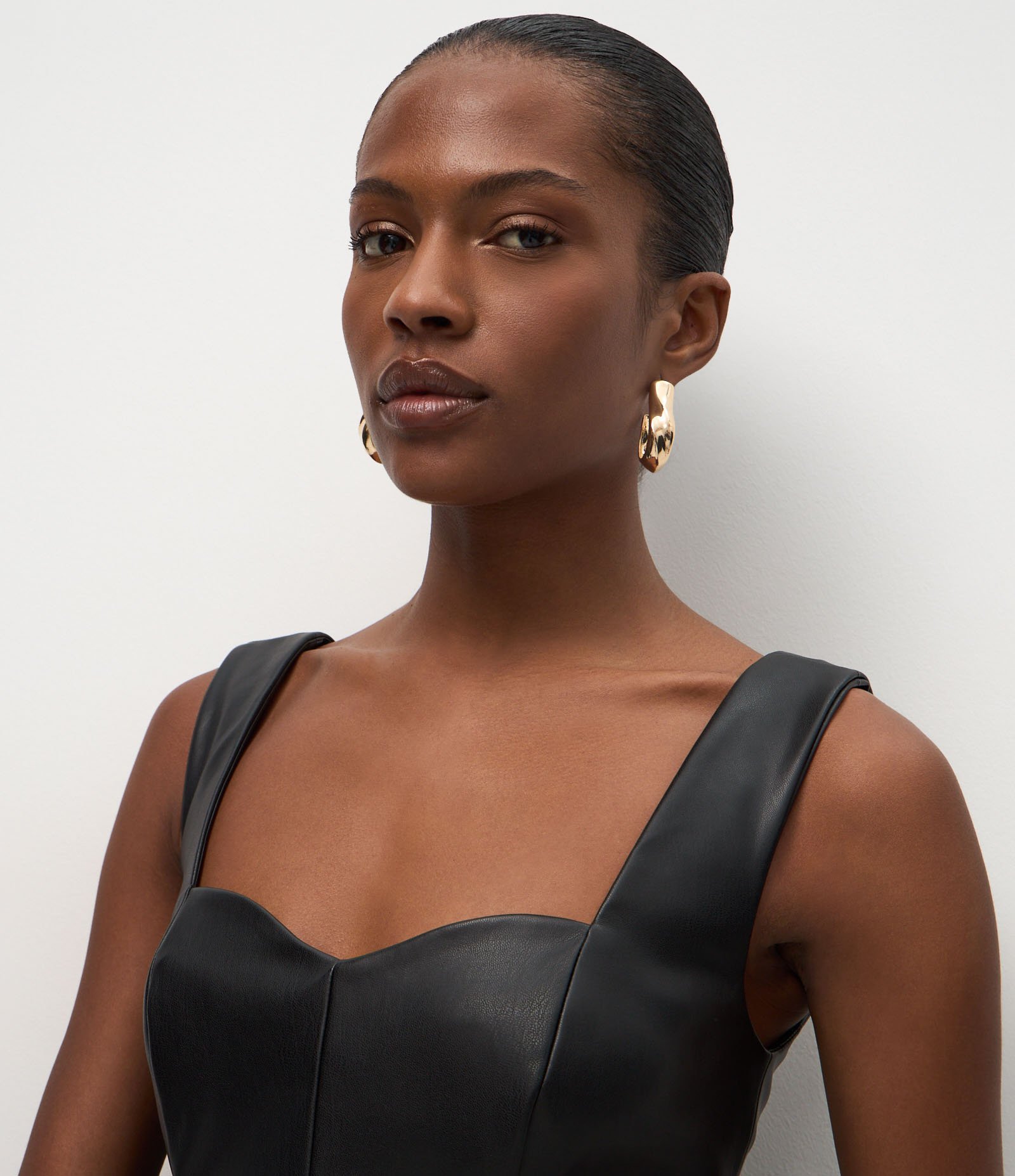 Blusa Peplum em PU com Decote Coração Preto 3