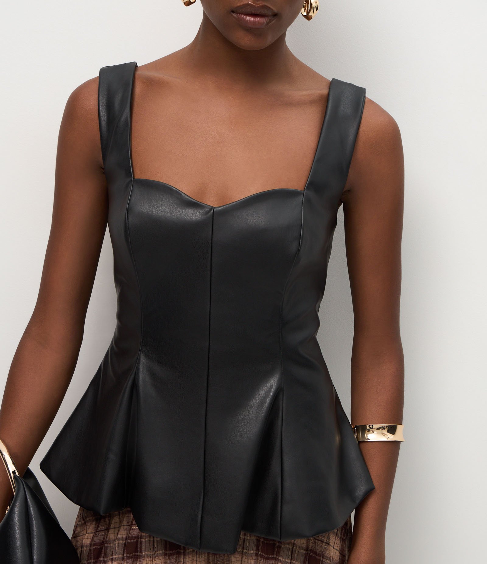 Blusa Peplum em PU com Decote Coração Preto 4