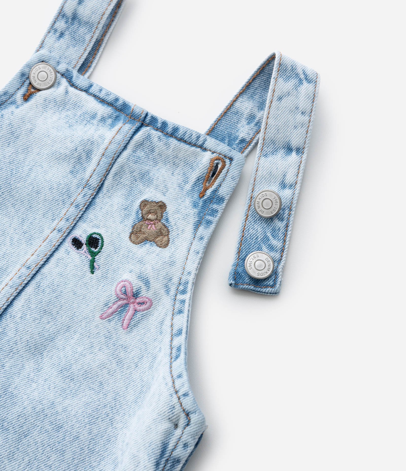 Salopete Jeans com Ícones Bordados e Babadinho - Tam 1 a 6 Anos Azul 8
